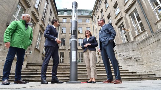 Oberbürgermeister Thomas Eiskirch, innogy-Vorständin Hildegard Müller und Stadtwerke-Geschäftsführer Dietmar Spohn stellen am 02.11.2018 in Bochum sogenannte "Smart Poles" vor. Bochum ist die erste Großstadt, in der die Straßenlaternen mit digitale Zusatzfunktionen, wie etwa das Erkennen freier Parkplätze oder ein öffentliches WLAN-Netz getestet, werden. +++ Foto: Lutz Leitmann / Stadt Bochum