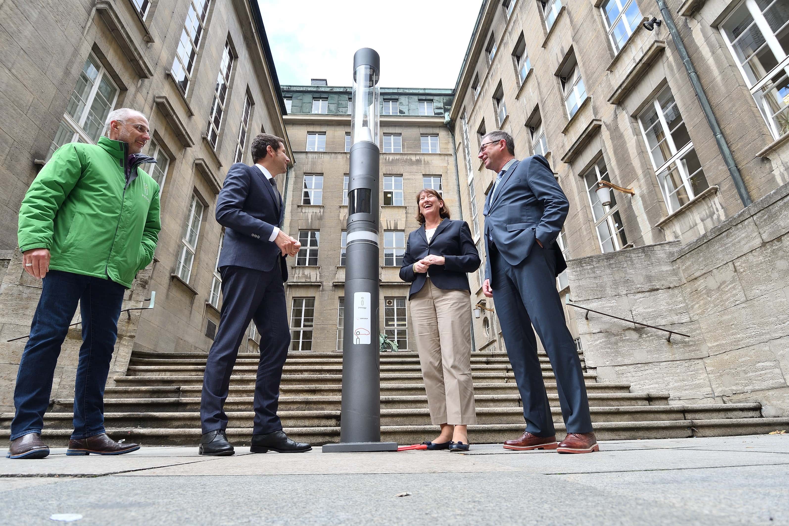 Oberbürgermeister Thomas Eiskirch, innogy-Vorständin Hildegard Müller und Stadtwerke-Geschäftsführer Dietmar Spohn stellen am 02.11.2018 in Bochum sogenannte "Smart Poles" vor. Bochum ist die erste Großstadt, in der die Straßenlaternen mit digitale Zusatzfunktionen, wie etwa das Erkennen freier Parkplätze oder ein öffentliches WLAN-Netz getestet, werden. +++ Foto: Lutz Leitmann / Stadt Bochum