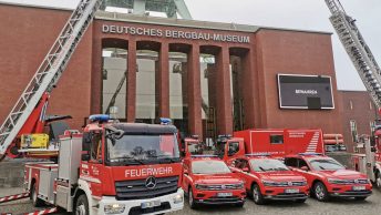 Feuerwehr Bochum: Übergabe neuer Fahrzeuge am Bergbaumuseum