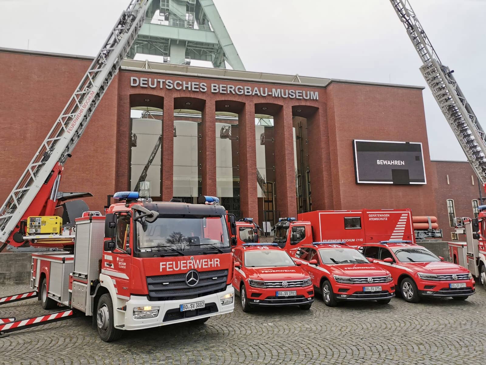 Feuerwehr Bochum: Übergabe neuer Fahrzeuge am Bergbaumuseum