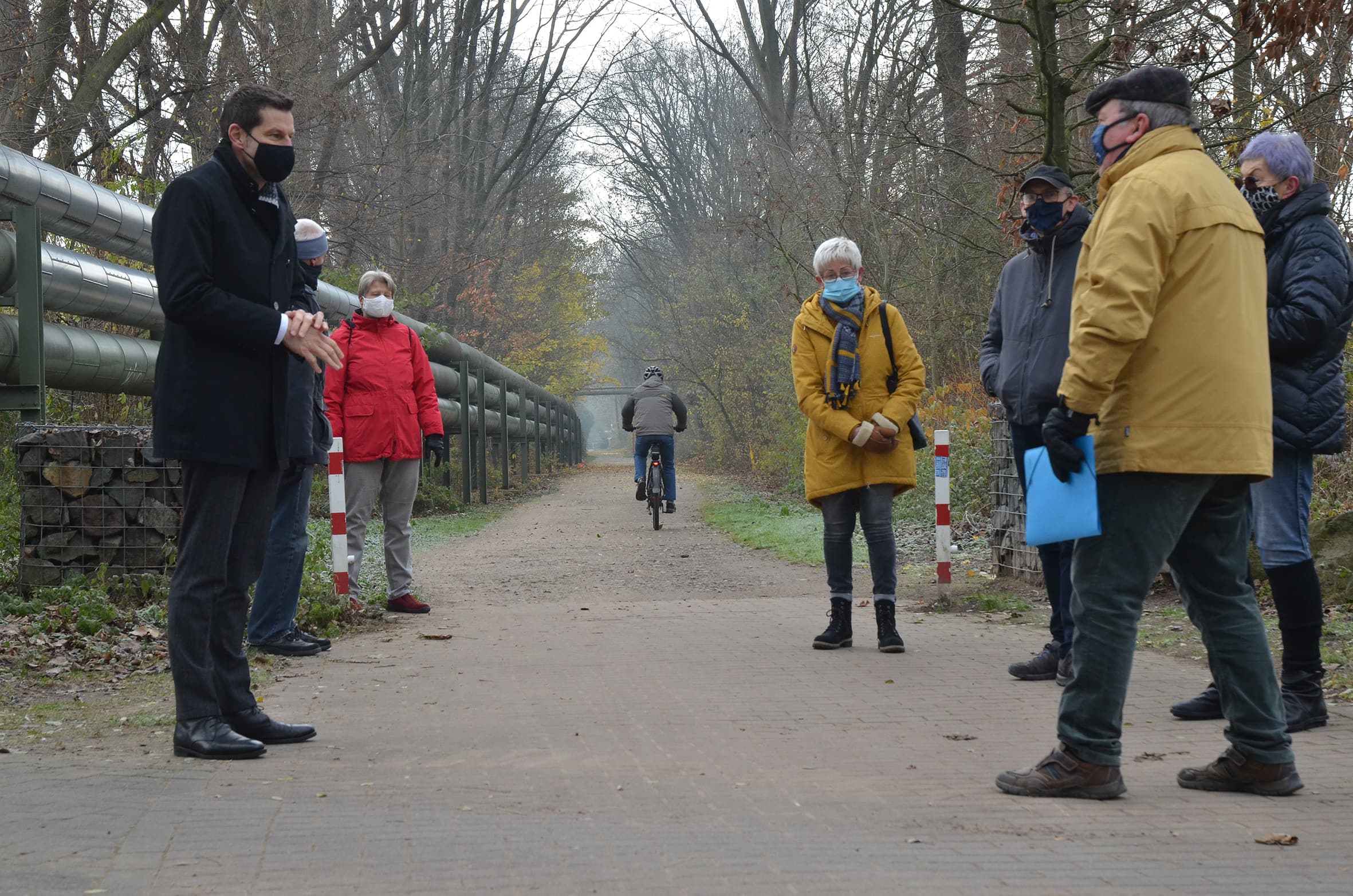 Emscherpark-Radweg: Oberbürgermeister Thomas Eiskirch (SPD) im Gespräch mit Bürgerinnen und Bürgern