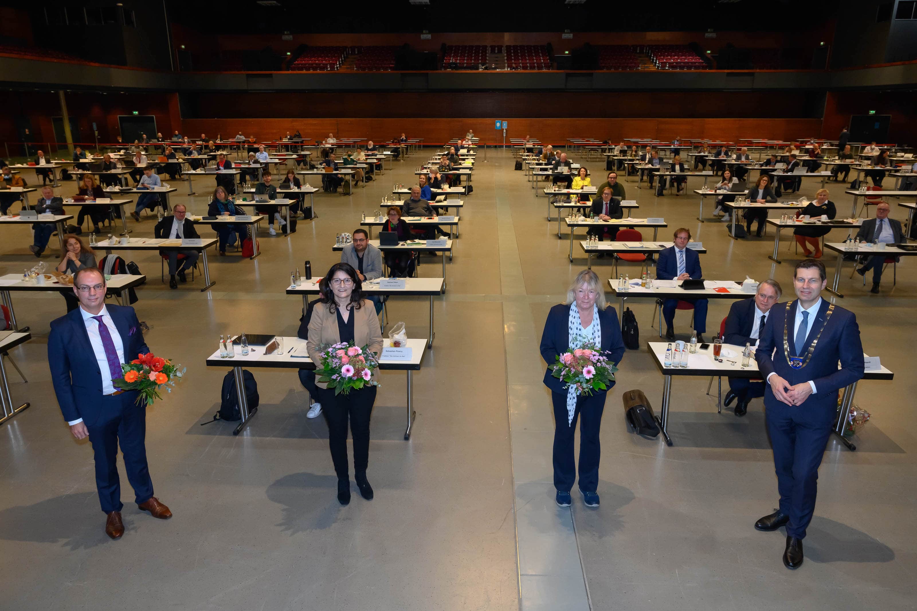 Konstituierende Ratssitzung mit Amtseinführung des wiedergewählten Oberbürgermeisters Thomas Eiskirch und Wahl sowie Amtseinführung seiner Stellvertreter, den Bürgermeisterinnen und des Bürgermeisters in Bochum am 19.11.2020