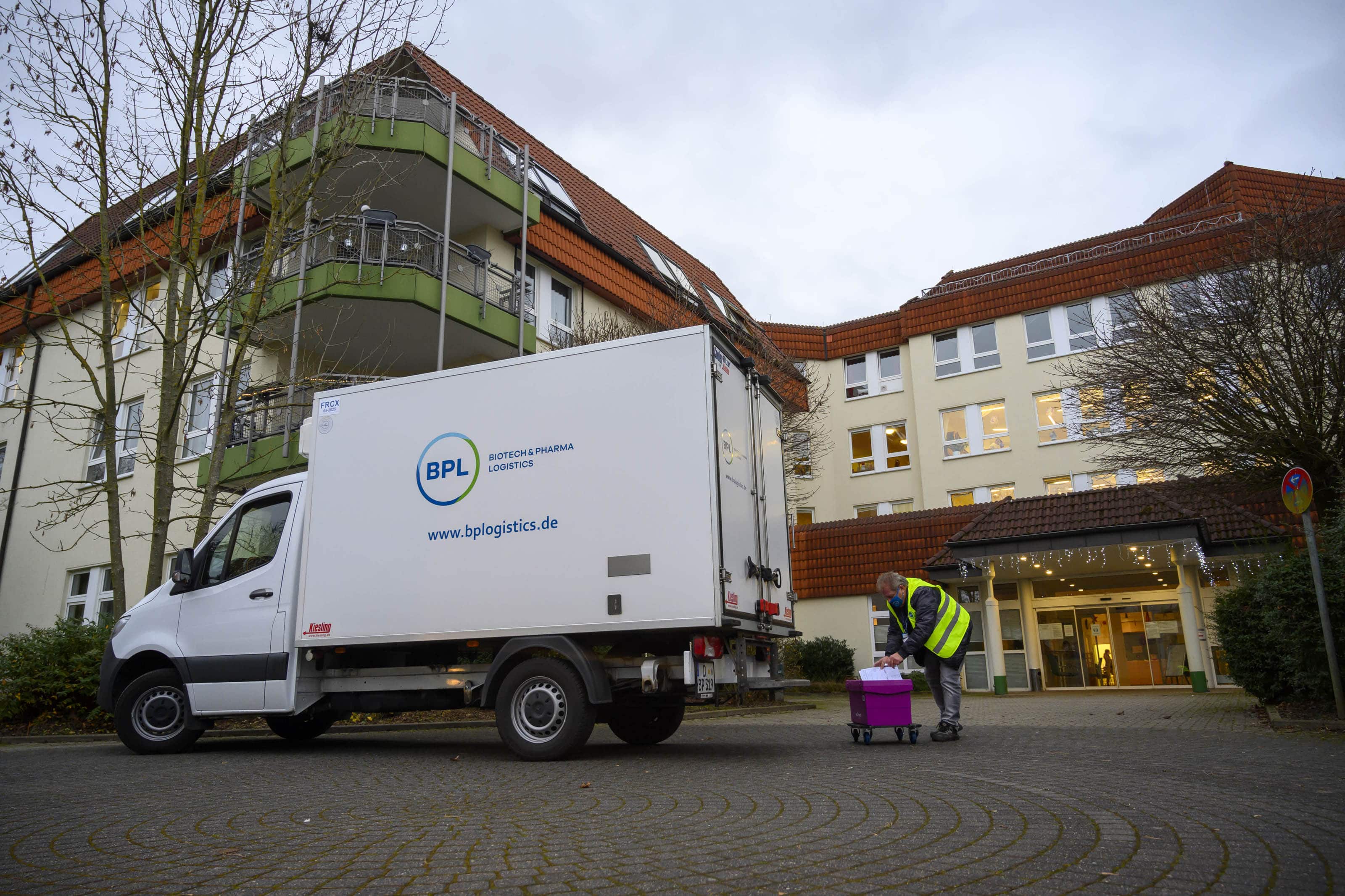 Die erste Impfstofflieferung während der Corona-Pandemie in Bochum, aufgenommen am 27.12.2020 am Haus an der Grabelohstraße