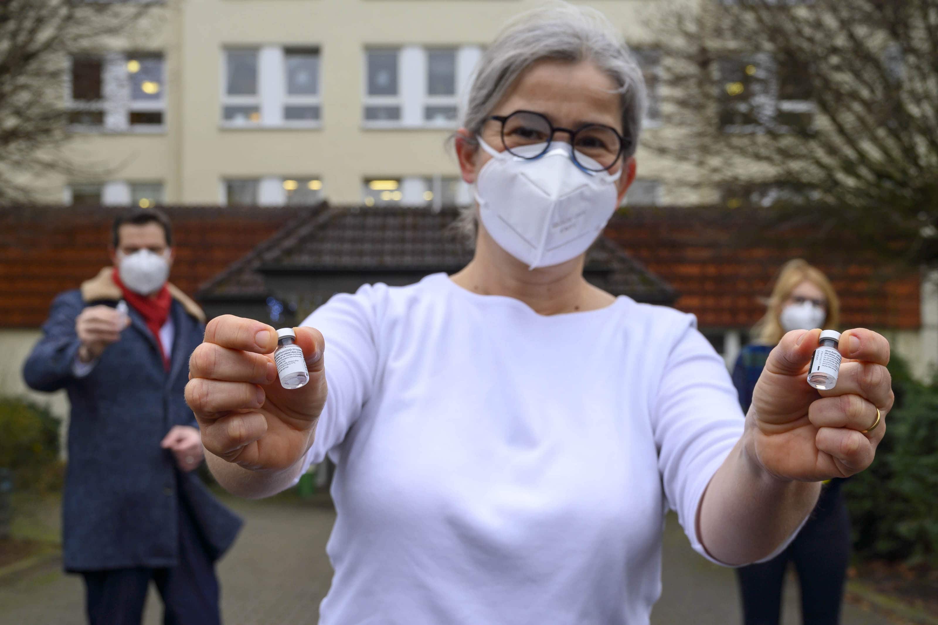 Die erste Impfstofflieferung während der Corona-Pandemie in Bochum, aufgenommen am 27.12.2020 am Haus an der Grabelohstraße.