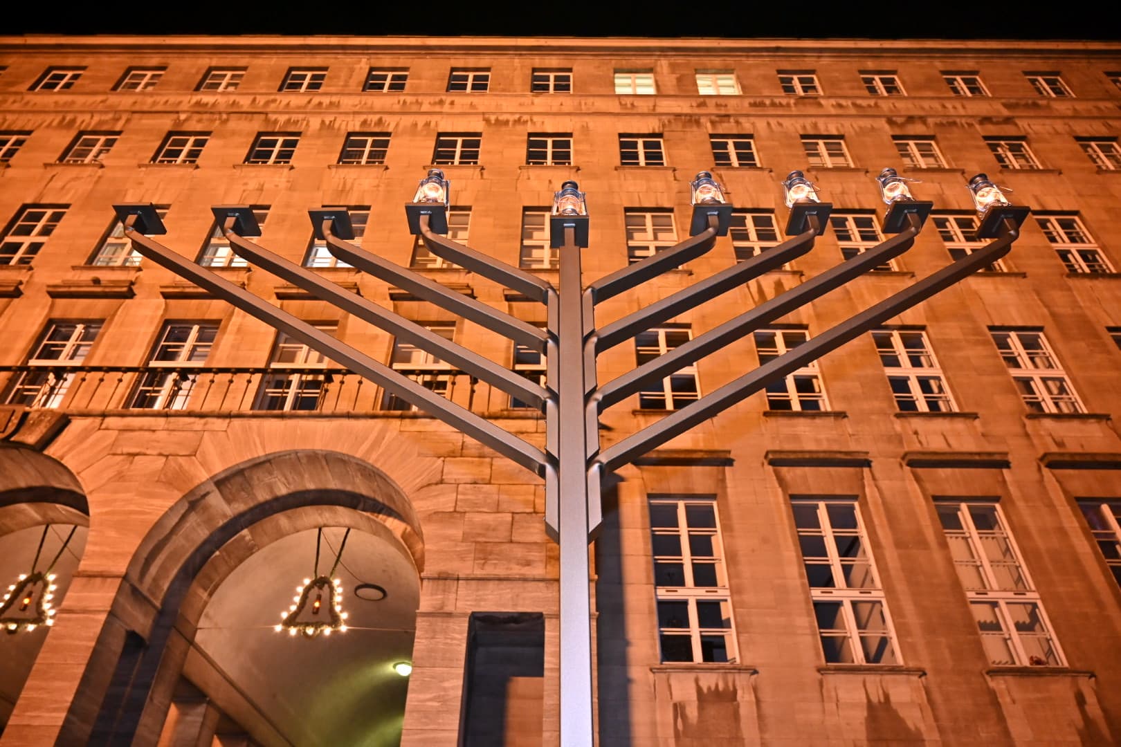 Chanukkia, der neunarmige Leuchter der jüdischen Gemeinde vor dem Rathaus auf dem Willy-Brandt-Platz