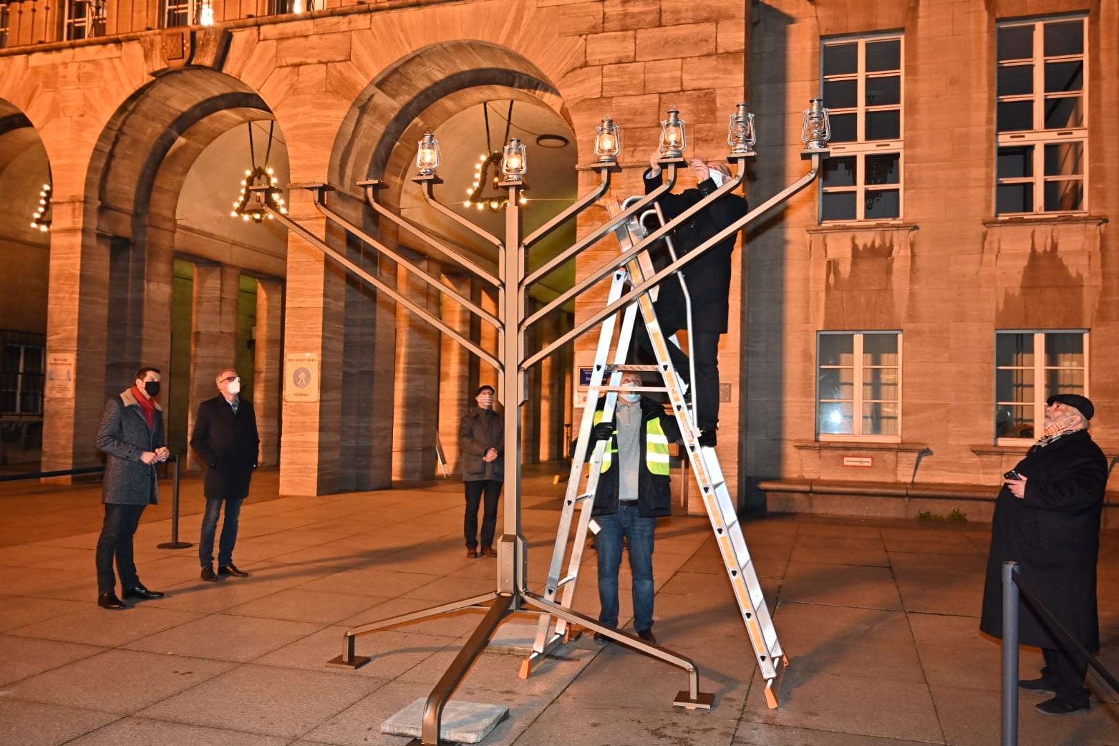 Chanukkia, der neunarmige Leuchter der jüdischen Gemeinde vor dem Rathaus auf dem Willy-Brandt-Platz, wird entzündet