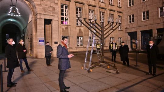 Bochums Oberbürgermeister Thomas Eiskirch bei der Chanukka-Feier auf dem Willy-Brandt-Platz vor dem Rathaus