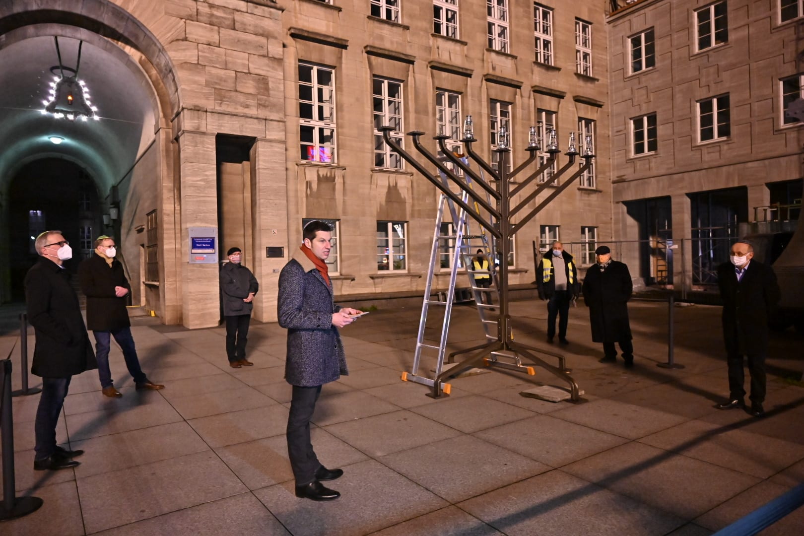 Bochums Oberbürgermeister Thomas Eiskirch bei der Chanukka-Feier auf dem Willy-Brandt-Platz vor dem Rathaus