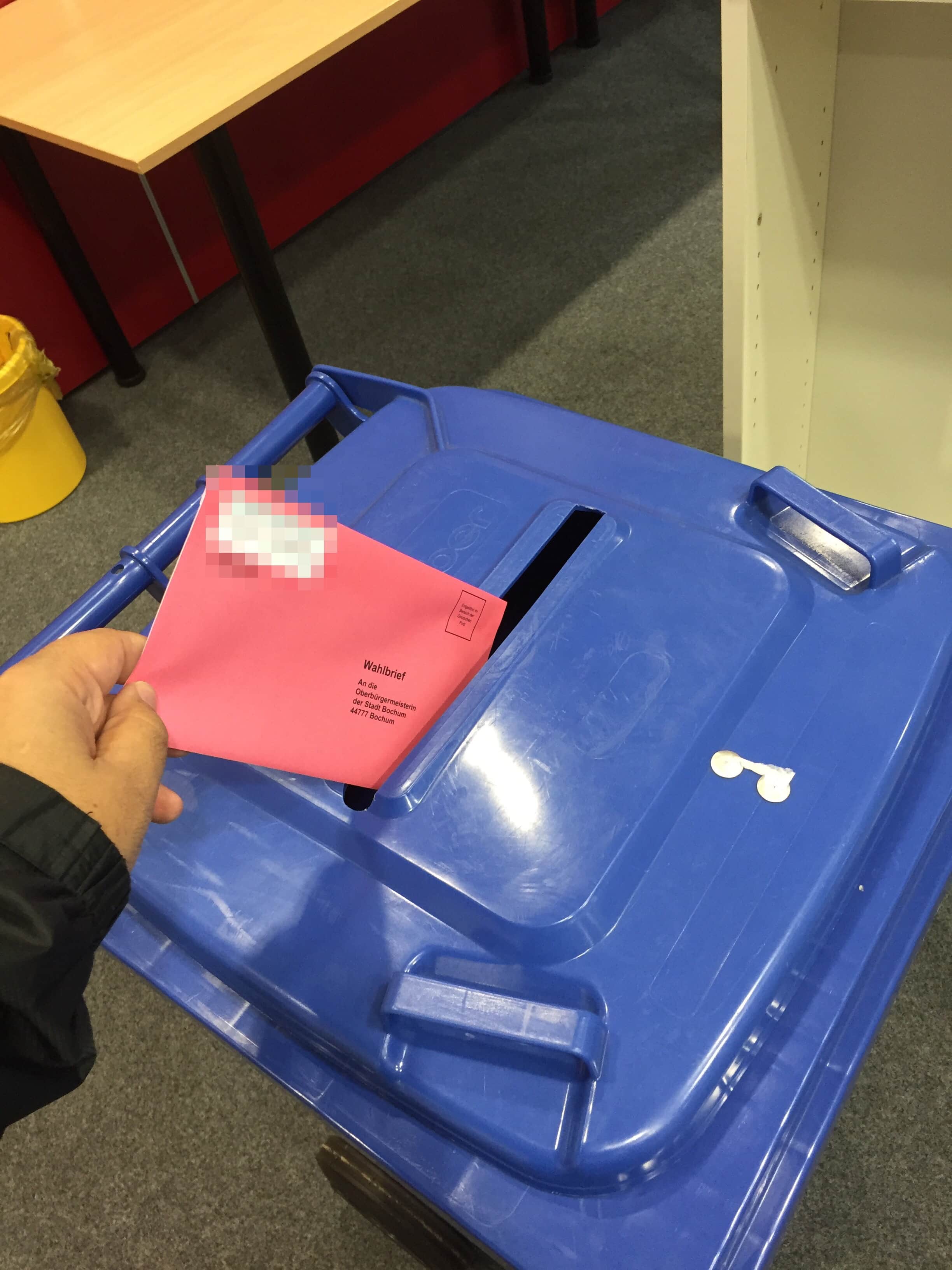 Briefwahl bei der Stadt Bochum: Hier die "Direktwahl" vor Ort im Wahlzentrum (bei der Oberbürgermeister-Wahl 2015)