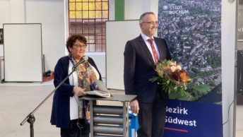 Bezirksvertretung Bochum-Südwest: Konstituierung (04.11.2020): Altersvorsitzende Brigitte Kirchhoff (SPD) und der (erneut) gewählte Bezirksbürgermeister Marc Gräf (SPD) mit Blumen #bvBOsuedwest