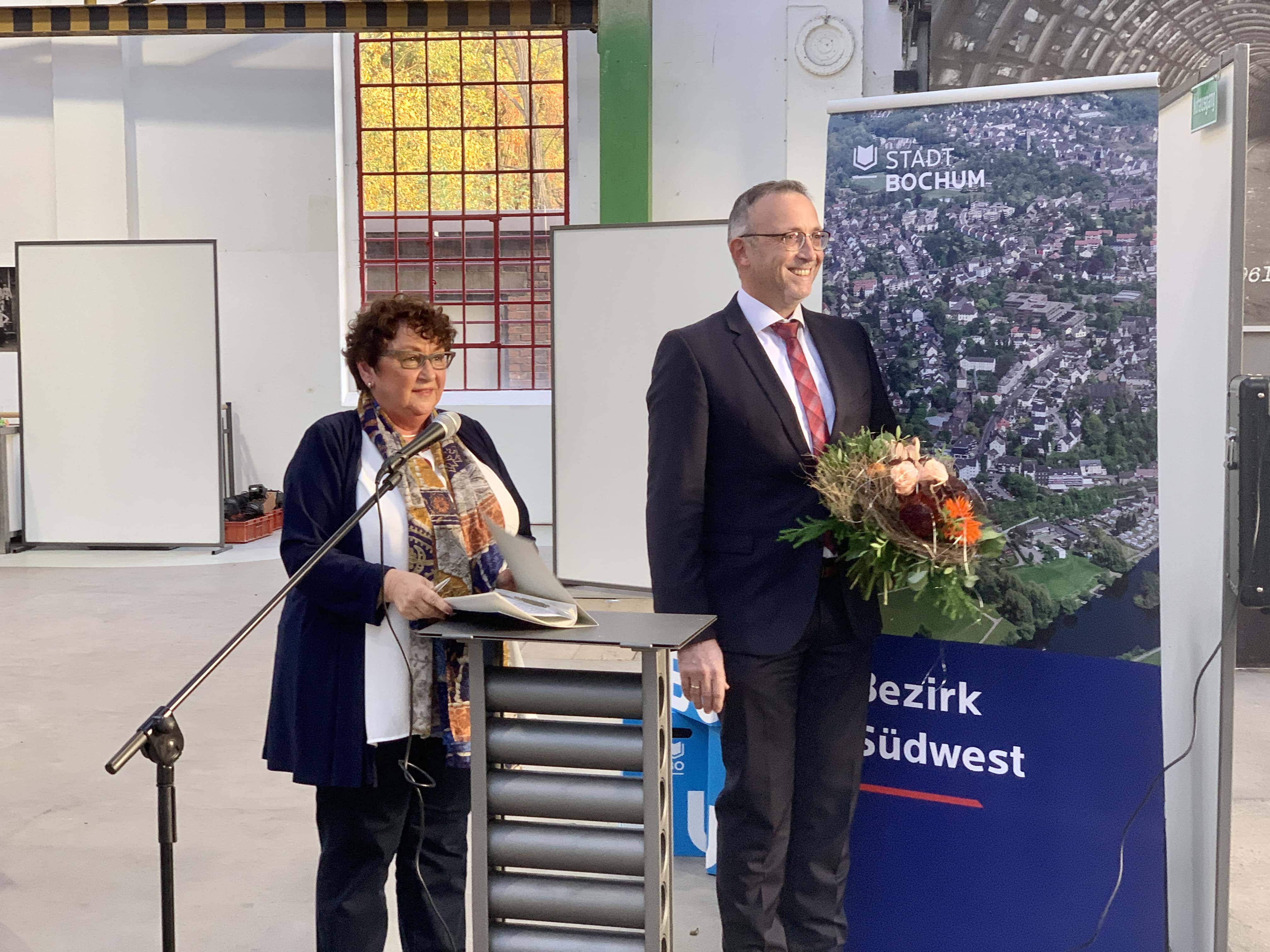 Bezirksvertretung Bochum-Südwest: Konstituierung (04.11.2020): Altersvorsitzende Brigitte Kirchhoff (SPD) und der (erneut) gewählte Bezirksbürgermeister Marc Gräf (SPD) mit Blumen #bvBOsuedwest