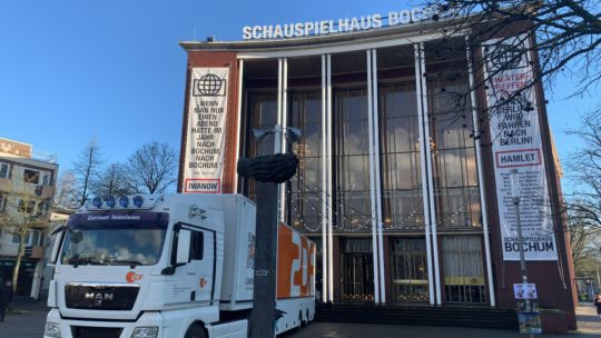 Schauspielhaus Bochum und ZDF-Übertragungswagen (für „Hamlet“)
