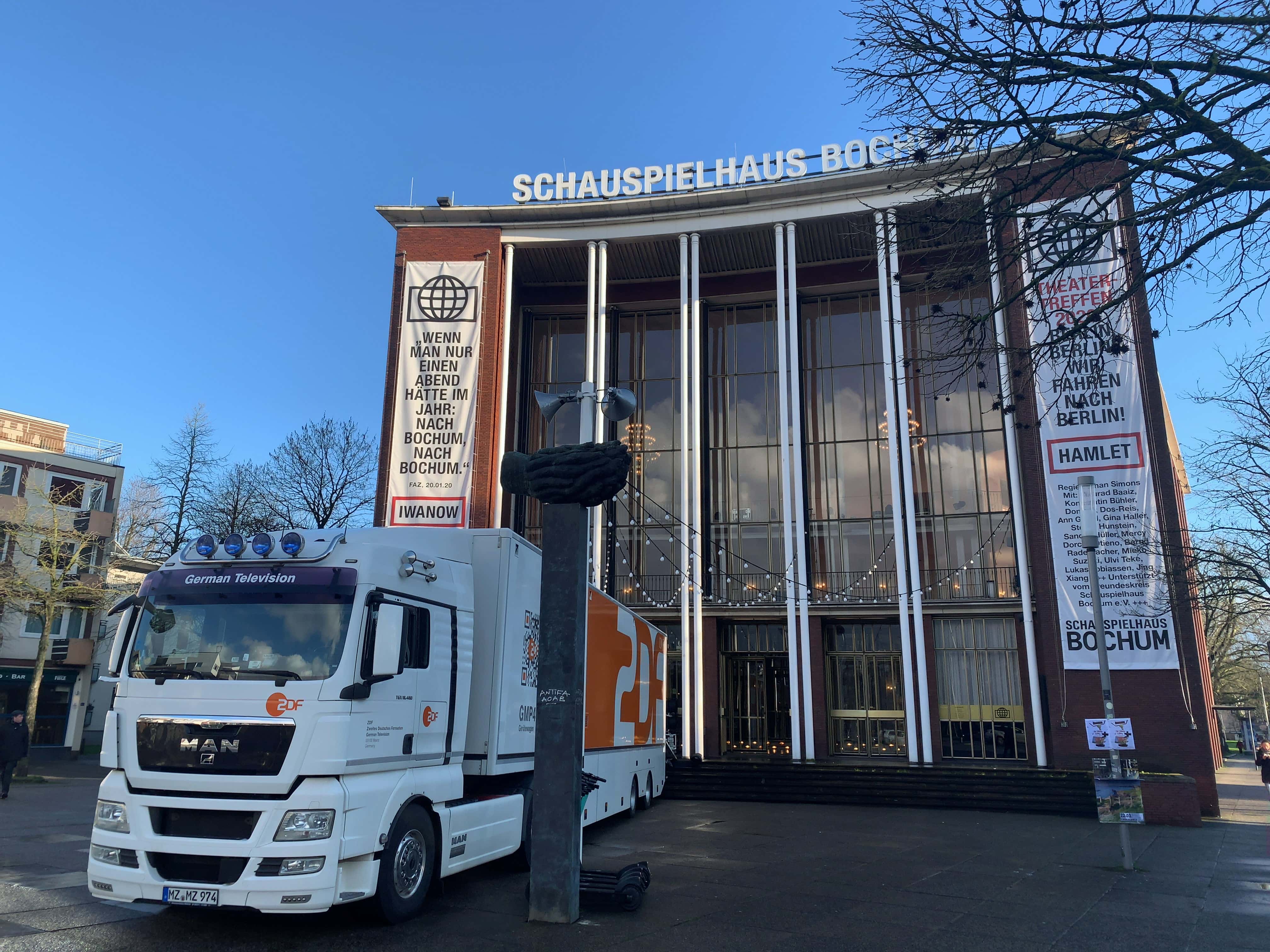 Schauspielhaus Bochum und ZDF-Übertragungswagen (für „Hamlet“)