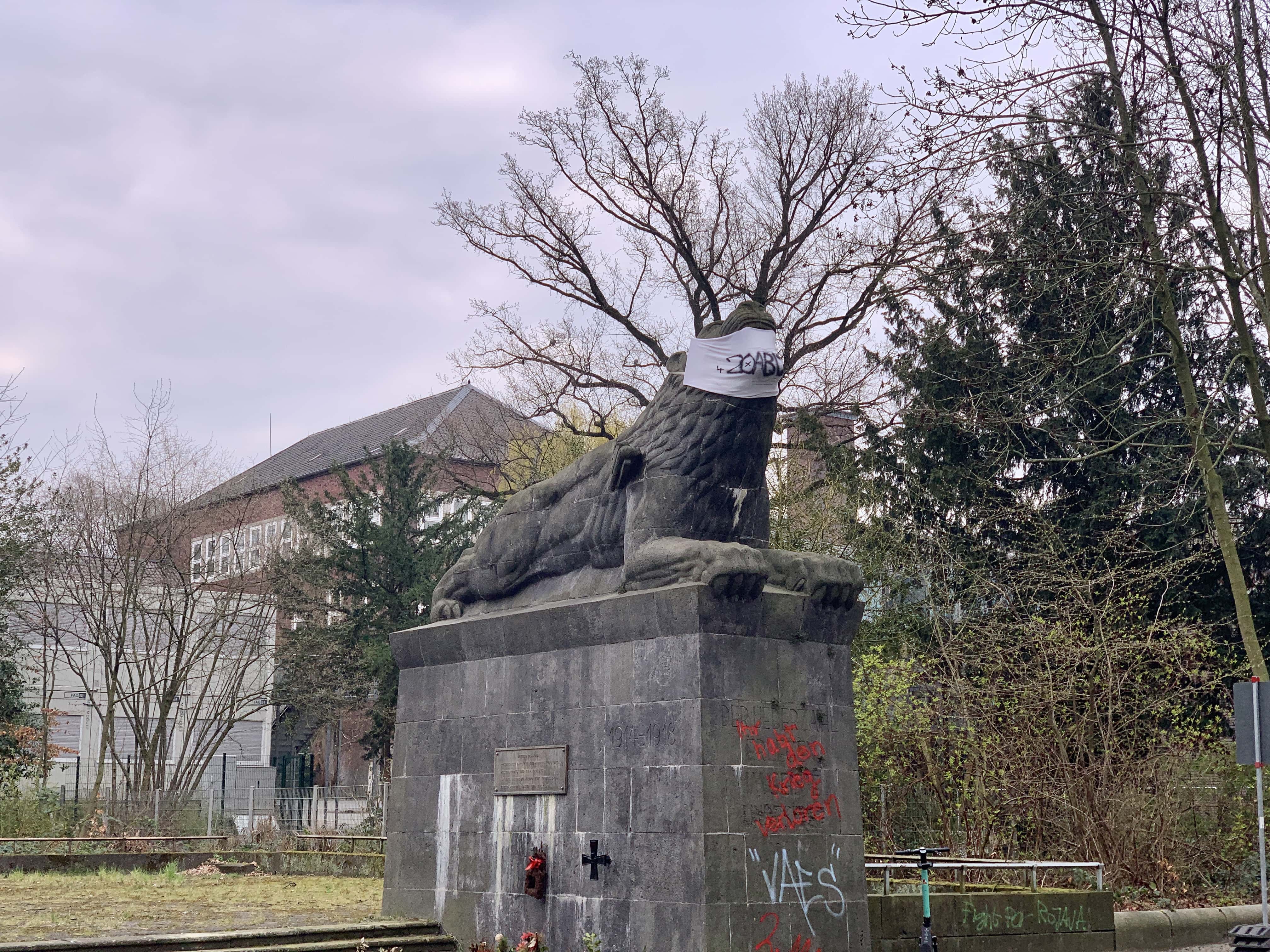 Schiller-Schule in Bochum (Löwendenkmal mit Maske)