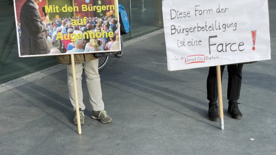 Demonstration vor der Ratssitzung am 17.12.2020 #ratBO - hier: "Gerthe West - Mit den Bürgern auf Augenhöhe" und "Diese Form der Bürgerbeteiligung ist eine Farce - in der Smart City Bochum!"