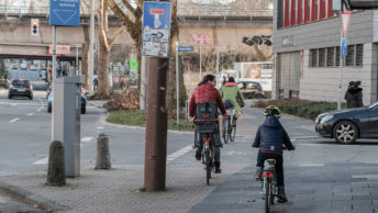 Gefährliche Enge auf unzureichenden Radverkehrsführungen mit zu vielen Hindernissen (hier: Kreuzung Viktoriastrasse/Humboldstrasse stadtauswärts)