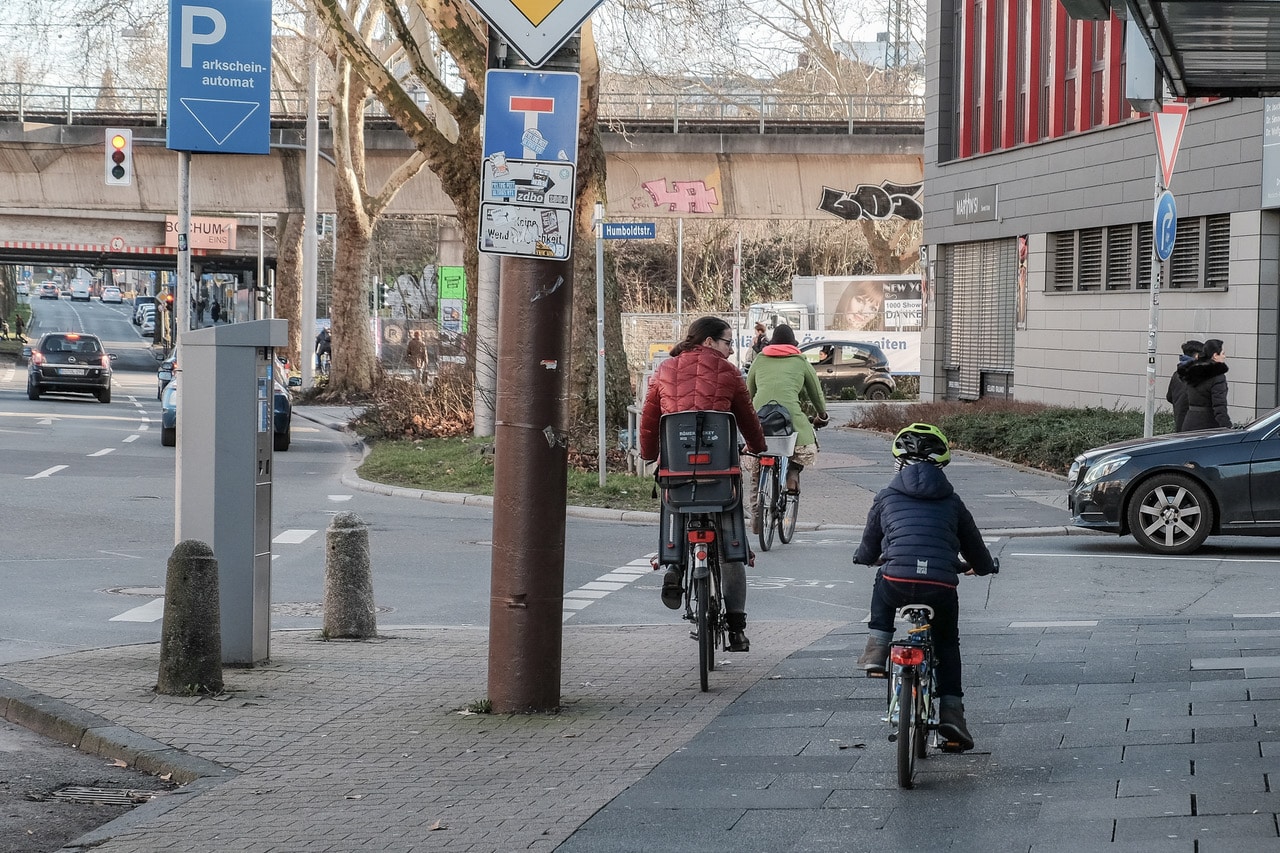 Gefährliche Enge auf unzureichenden Radverkehrsführungen mit zu vielen Hindernissen (hier: Kreuzung Viktoriastrasse/Humboldstrasse stadtauswärts)