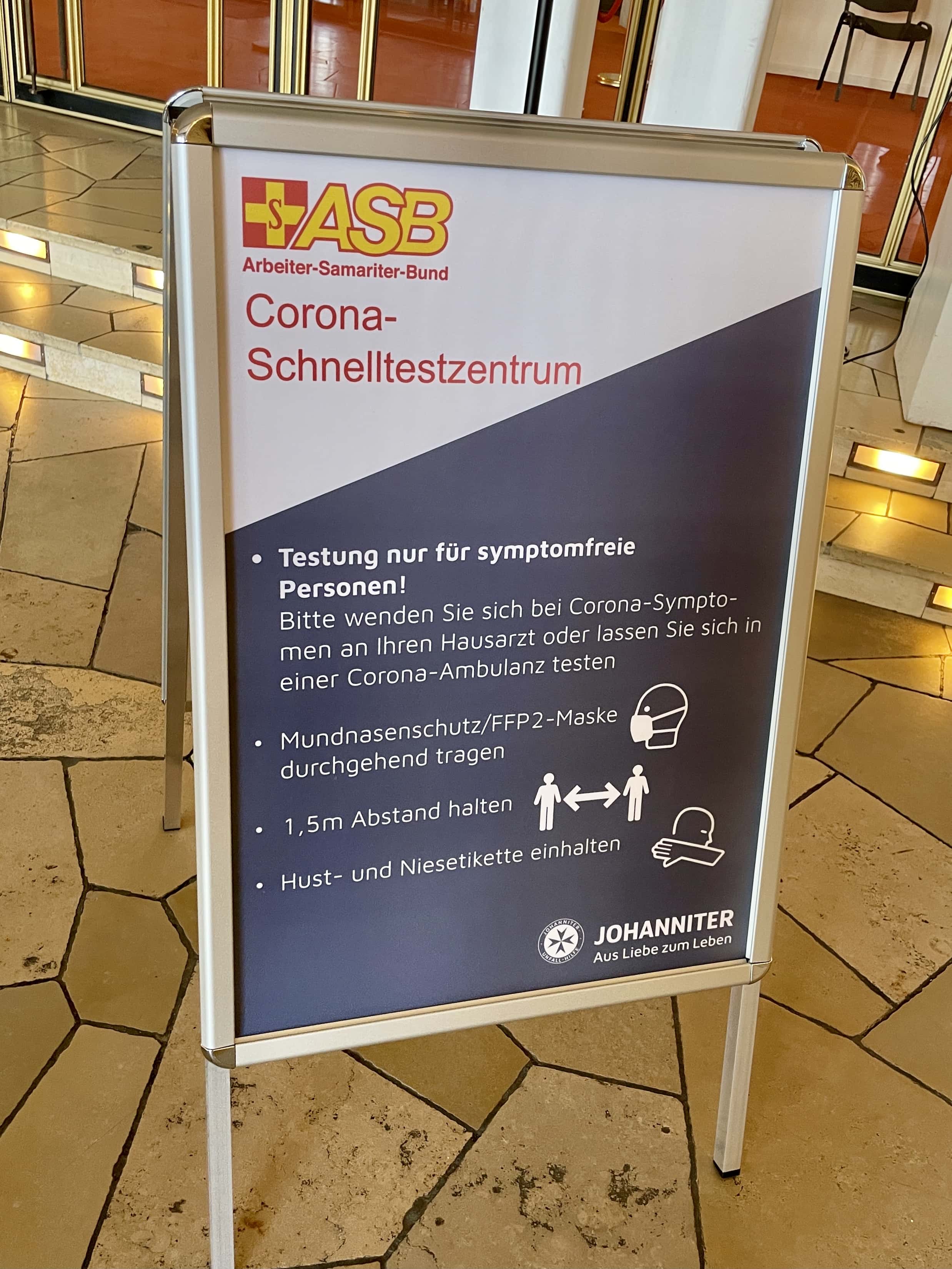 Corona-Schnelltestzentrum (Schauspielhaus Bochum): Hinweisschild
