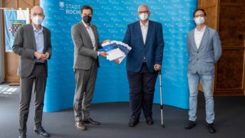 Regierungspräsident übergibt Förderbescheide für Schulen - auf dem Foto v.l.n.r. Schuldezernent Dietmar Dieckmann, Oberbürgermeister Thomas Eiskirch, Regierungspräsident Hans-Josef Vogel und Simon Justen, Sachgebietsleiter des Medienzentrums.