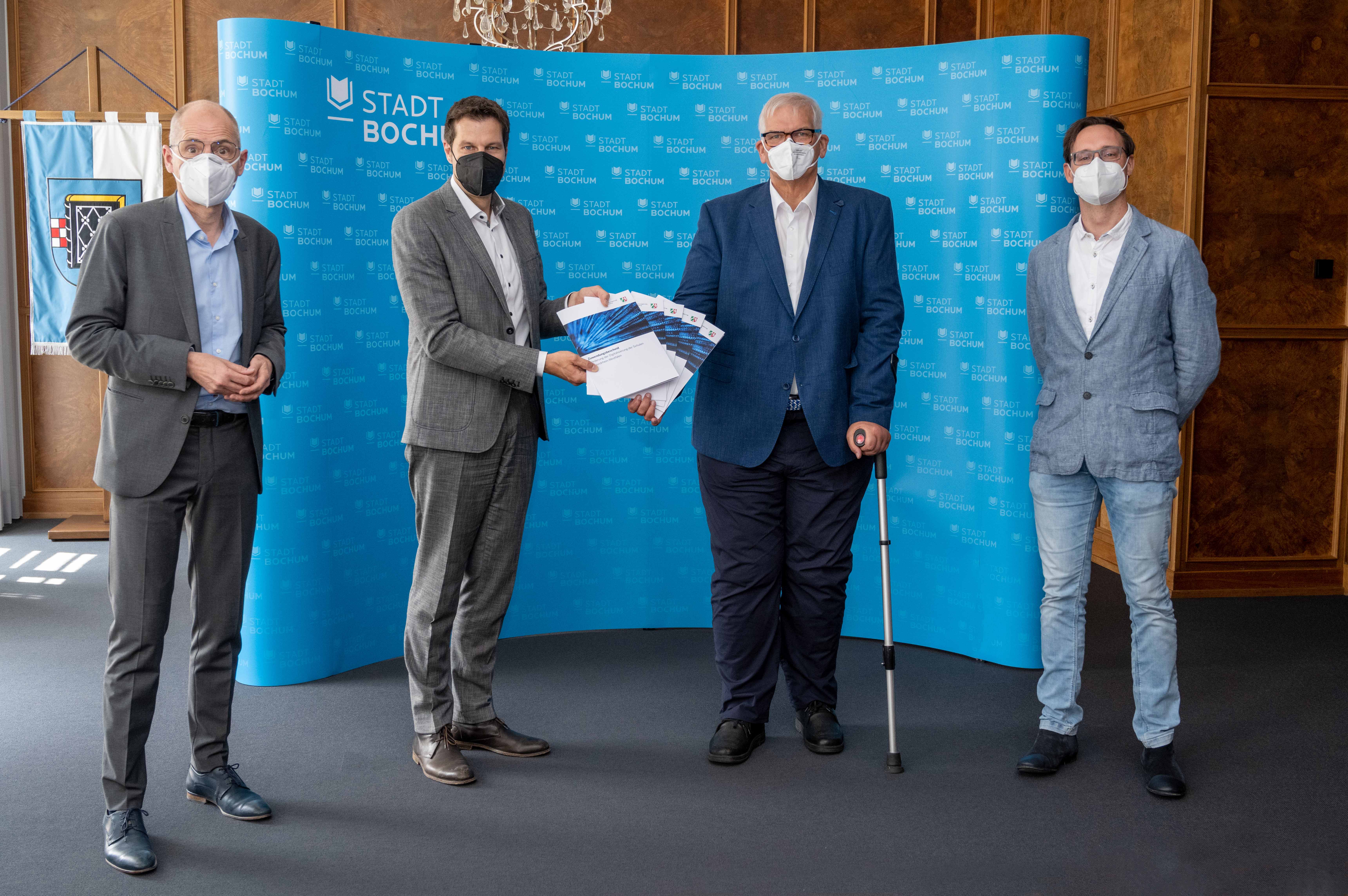 Regierungspräsident übergibt Förderbescheide für Schulen - auf dem Foto v.l.n.r. Schuldezernent Dietmar Dieckmann, Oberbürgermeister Thomas Eiskirch, Regierungspräsident Hans-Josef Vogel und Simon Justen, Sachgebietsleiter des Medienzentrums.