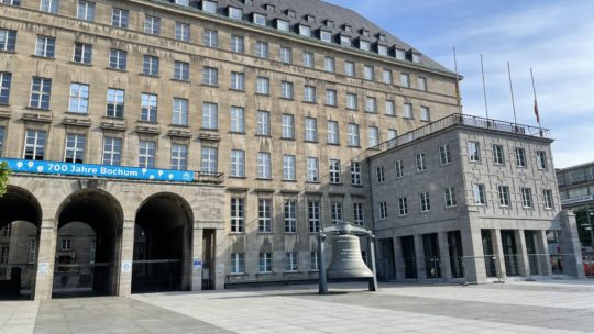 Willy-Brandt-Platz und das Rathaus in Bochum