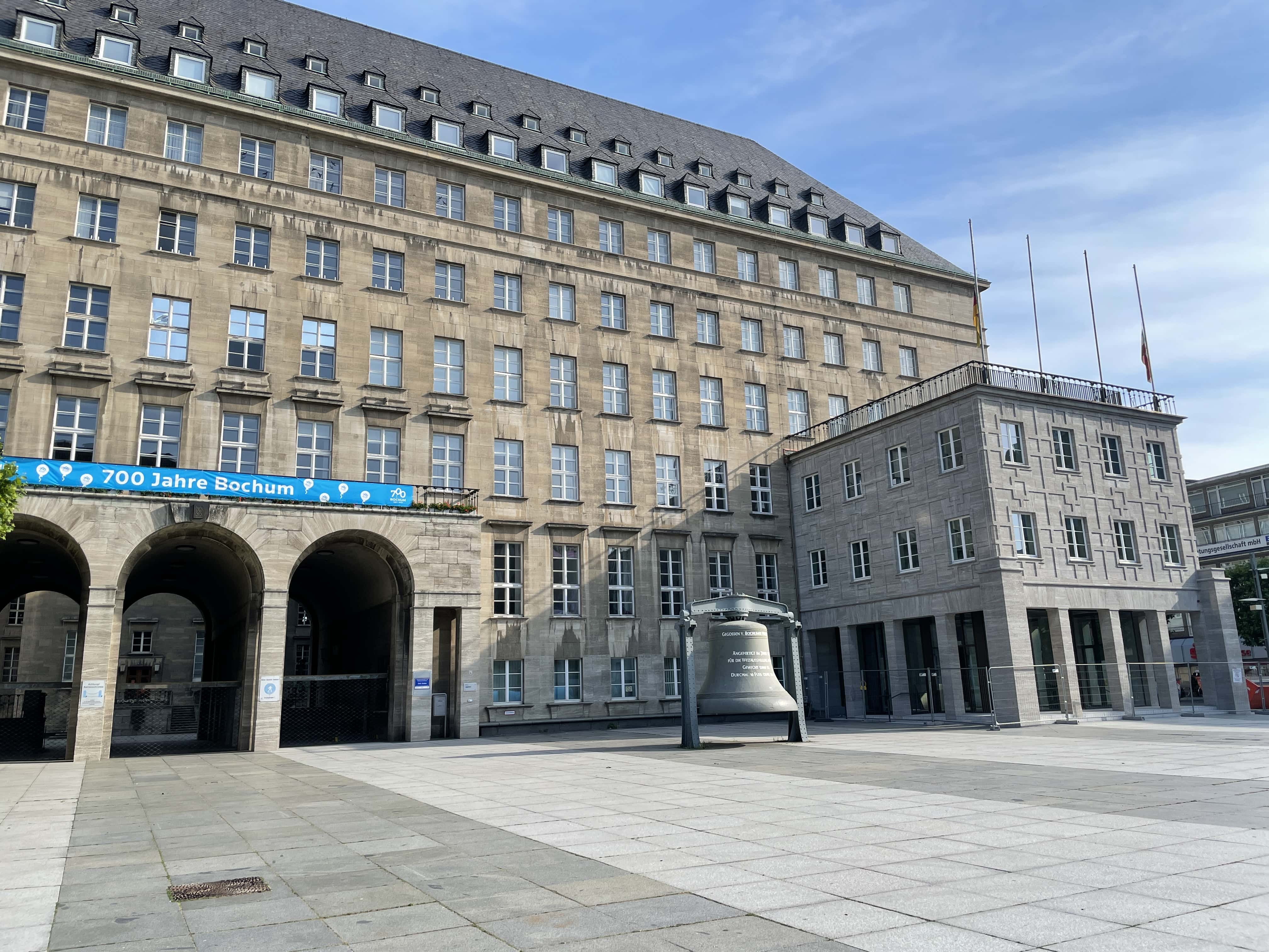 Willy-Brandt-Platz und das Rathaus in Bochum