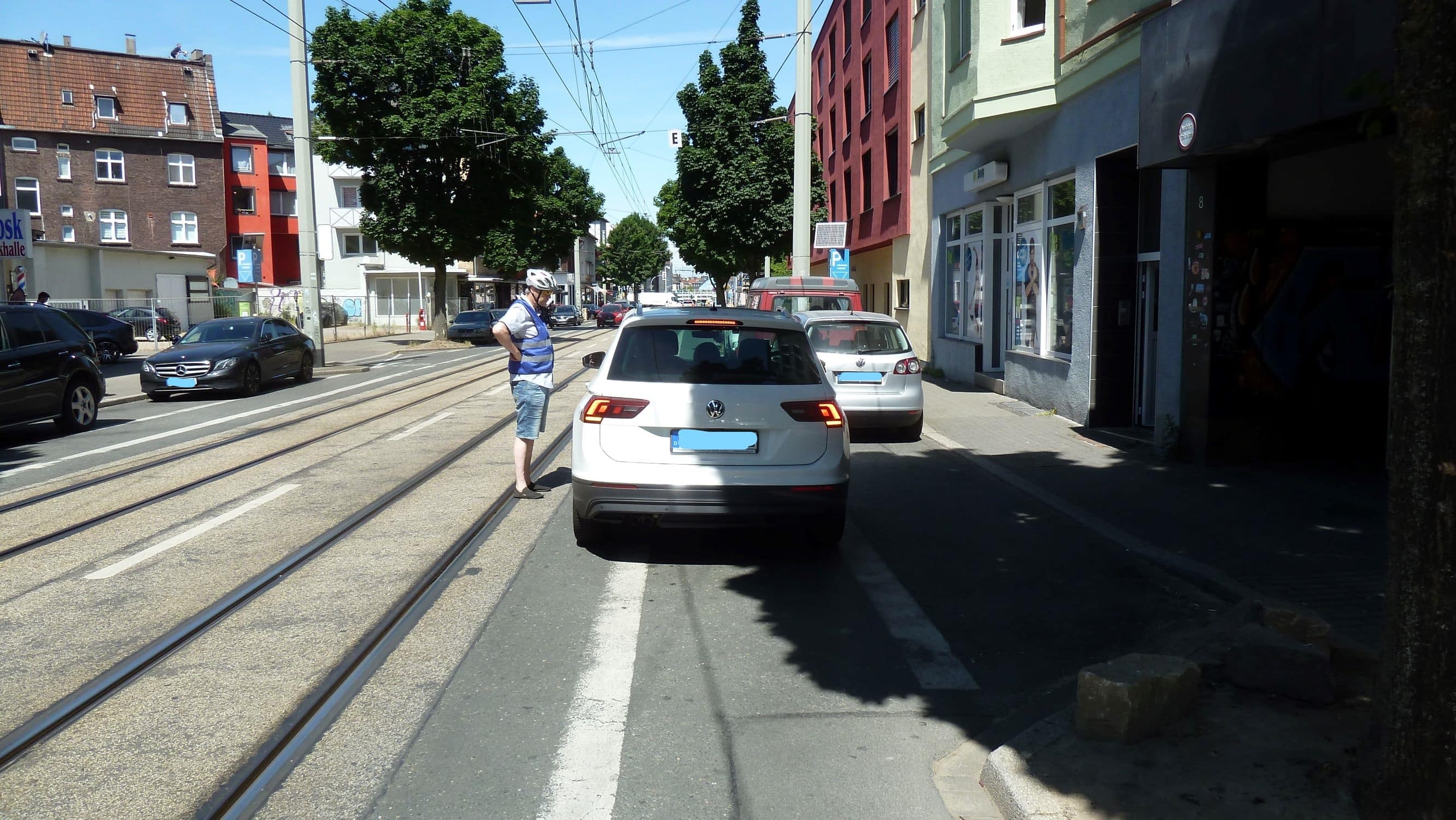 Dorstener Straße: Ein Aktiver des ADFC versucht dem Autofahrer das Fehlverhalten und mögliche Folgen zu erläutern