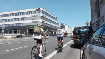 Universitätsstraße: Die Falschparker zwingen den Radverkehr auf die Fahrbahn