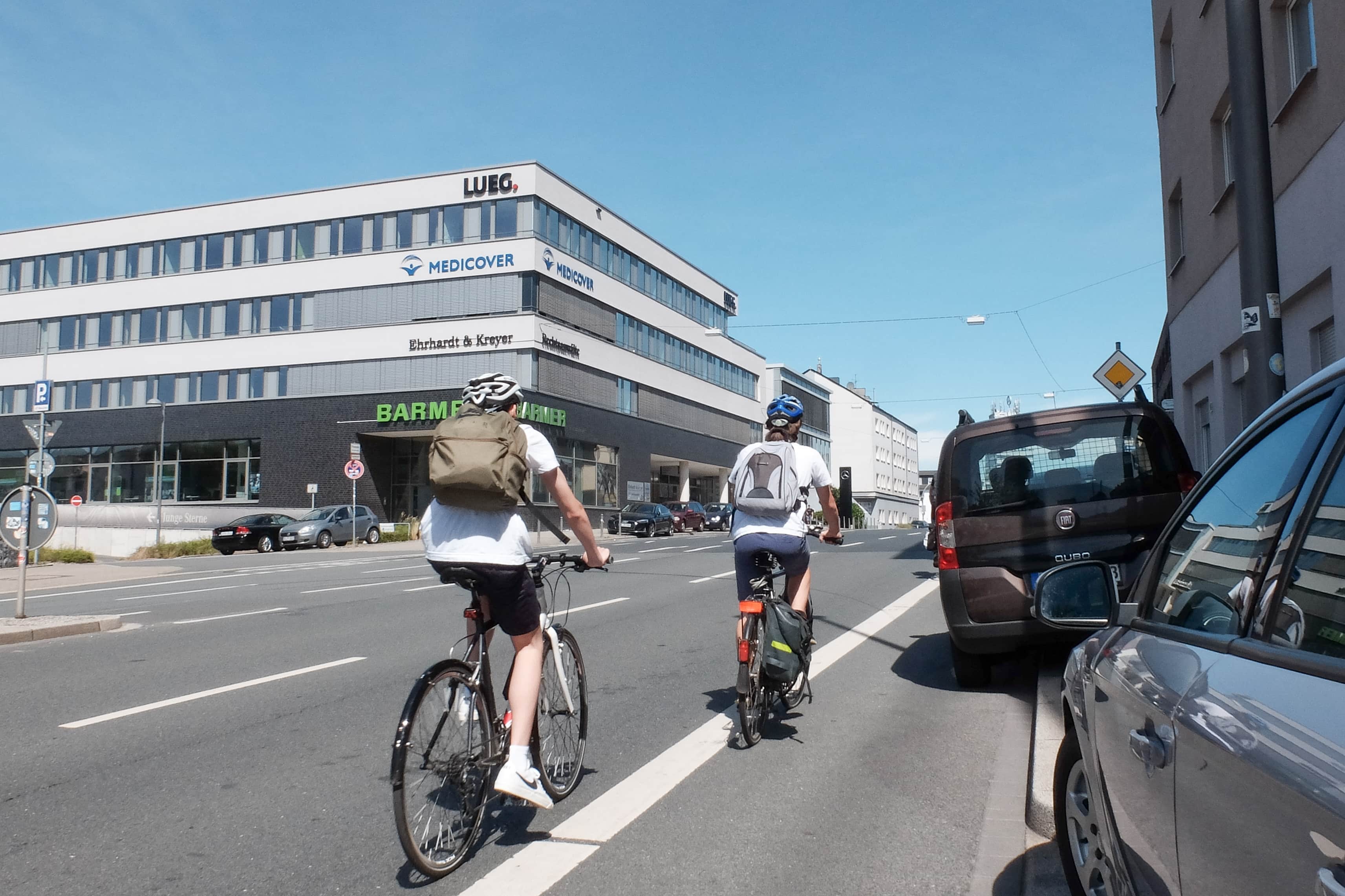 Universitätsstraße: Die Falschparker zwingen den Radverkehr auf die Fahrbahn