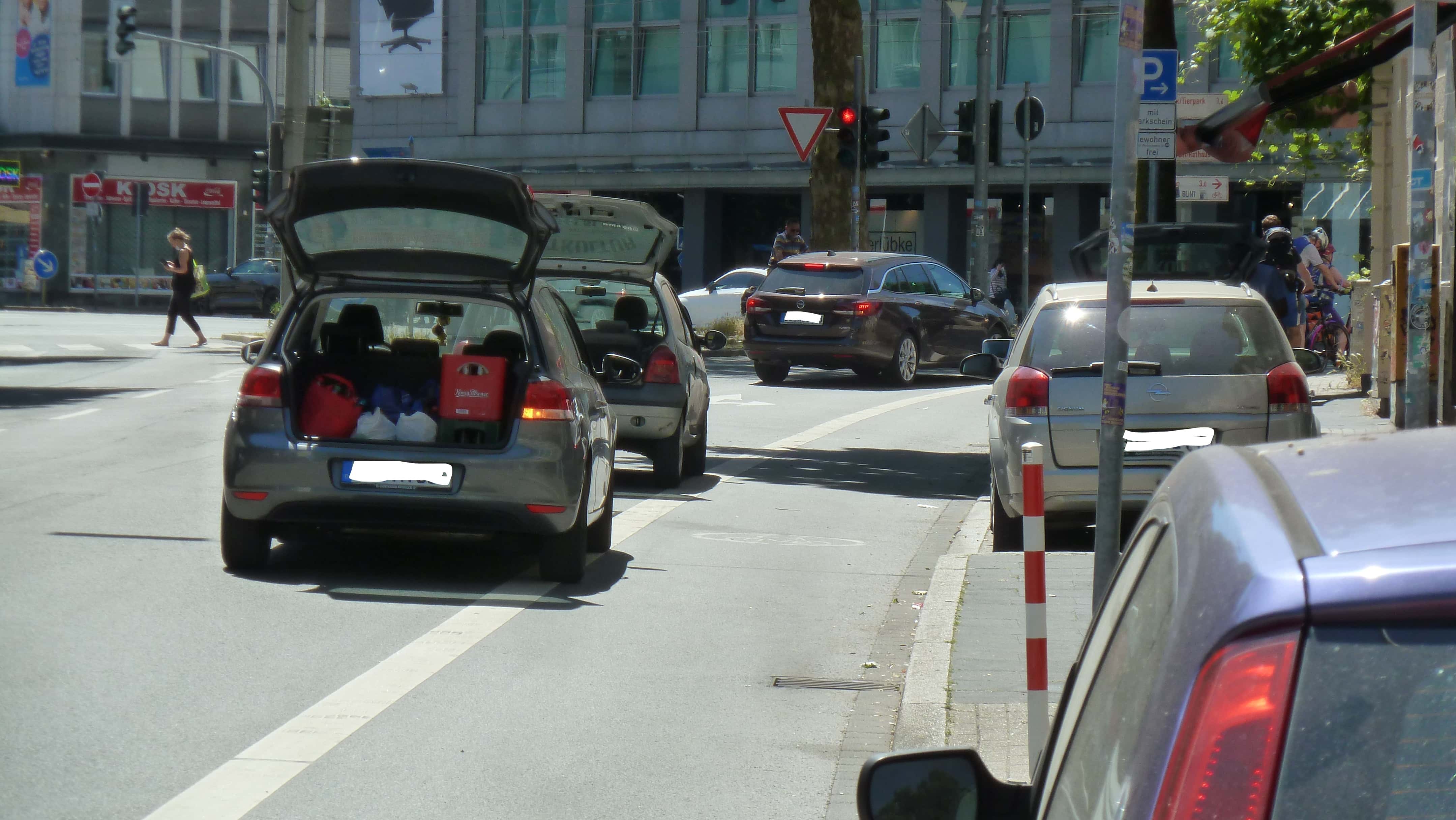 Es geht auch ohne Gefährdung des Radverkehrs: Pizzaauslieferer beladen ihre Fahrzeuge