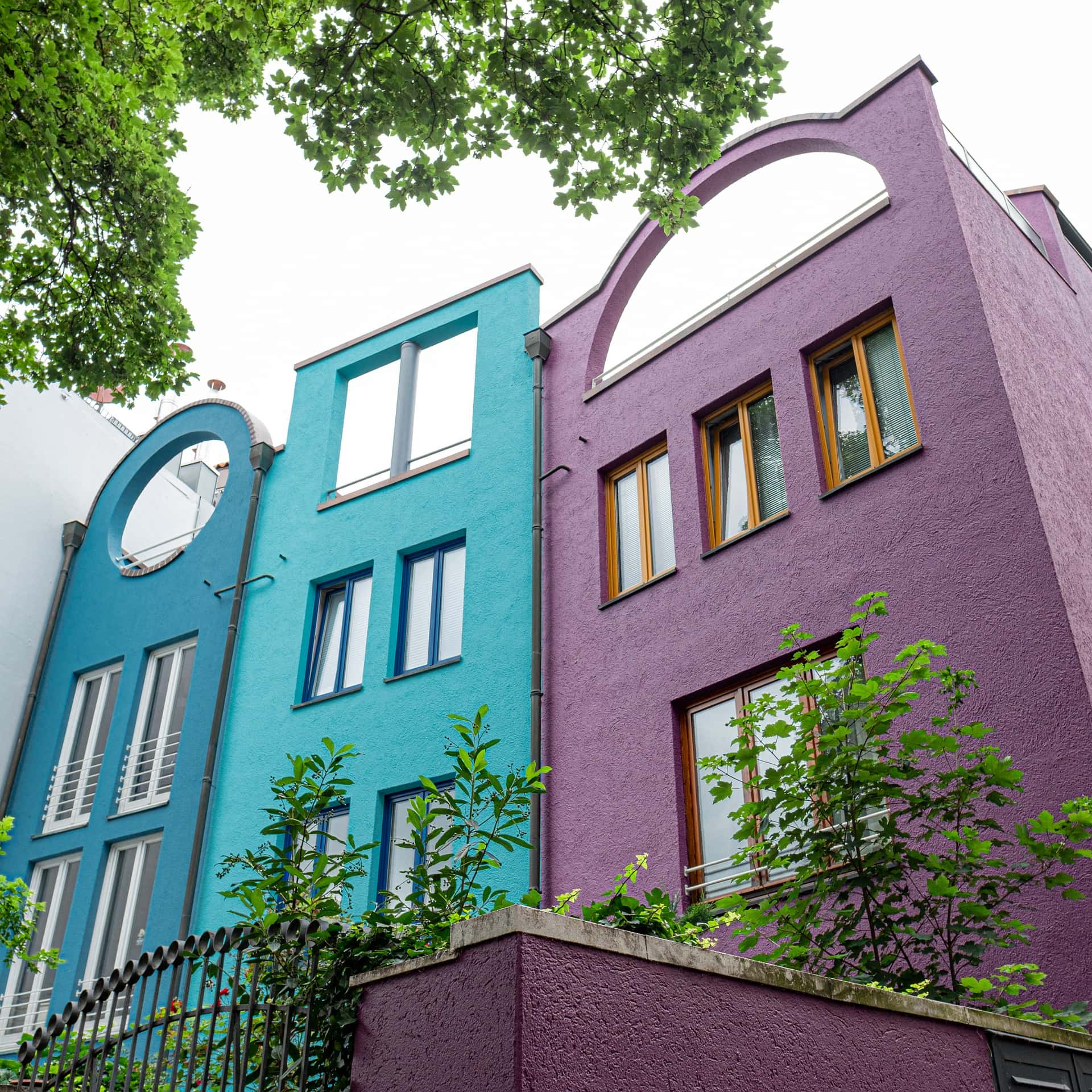 Symbolbild: Farbenfrohe Architektur in einer Stadt