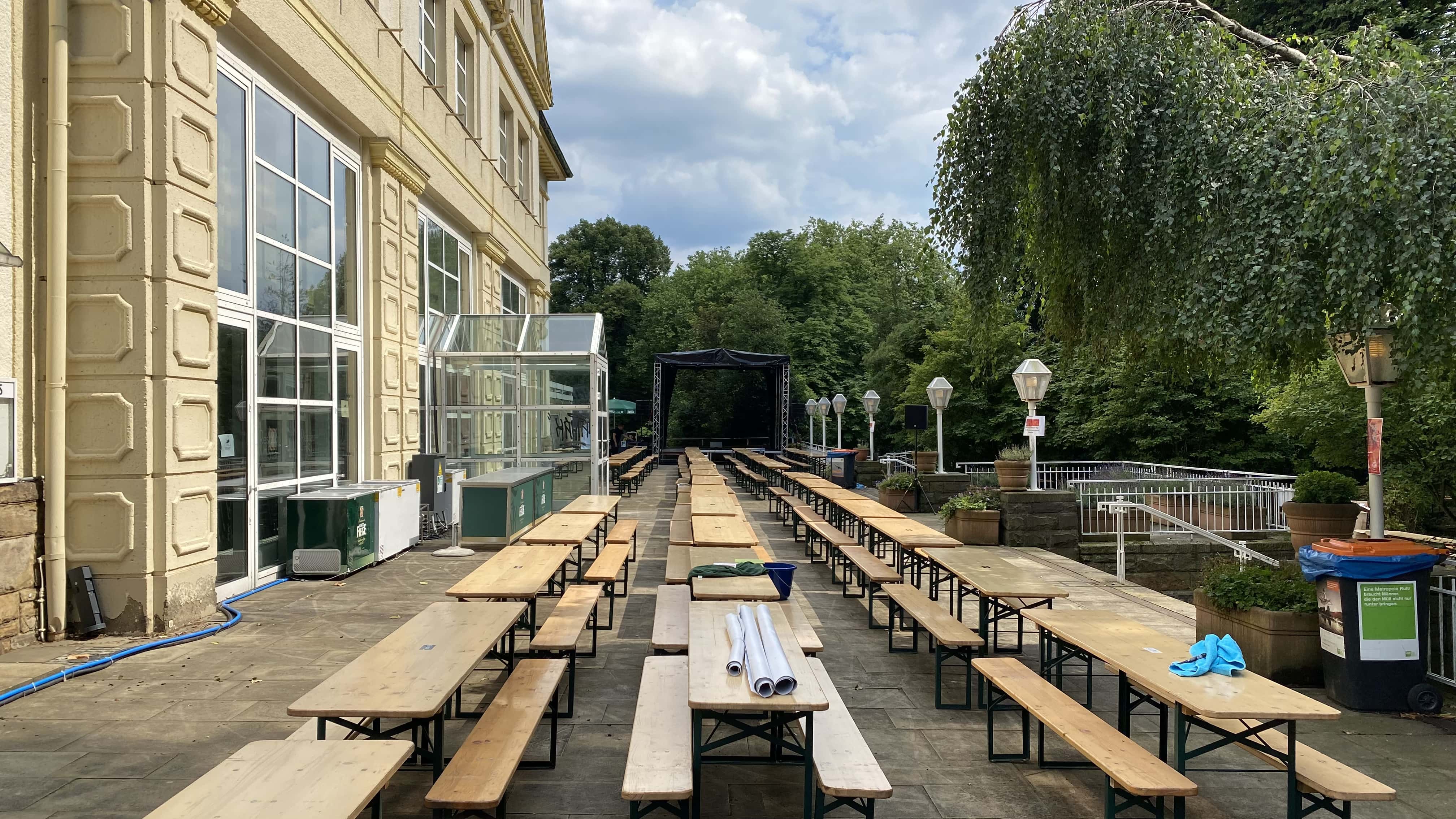 Terassenbereich im Bierkulturgarten mit der Bühne im Hintergrund