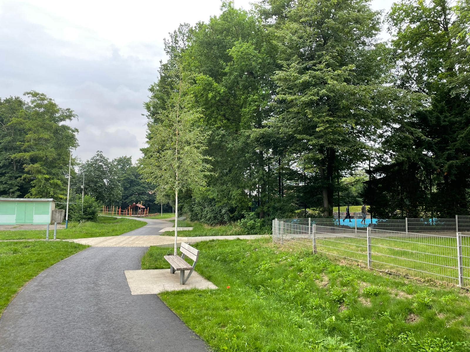 Spiel- und Bolzplatz (hinten rechts, der blaue Bereich) am Oleanderweg in Bochum-Werne