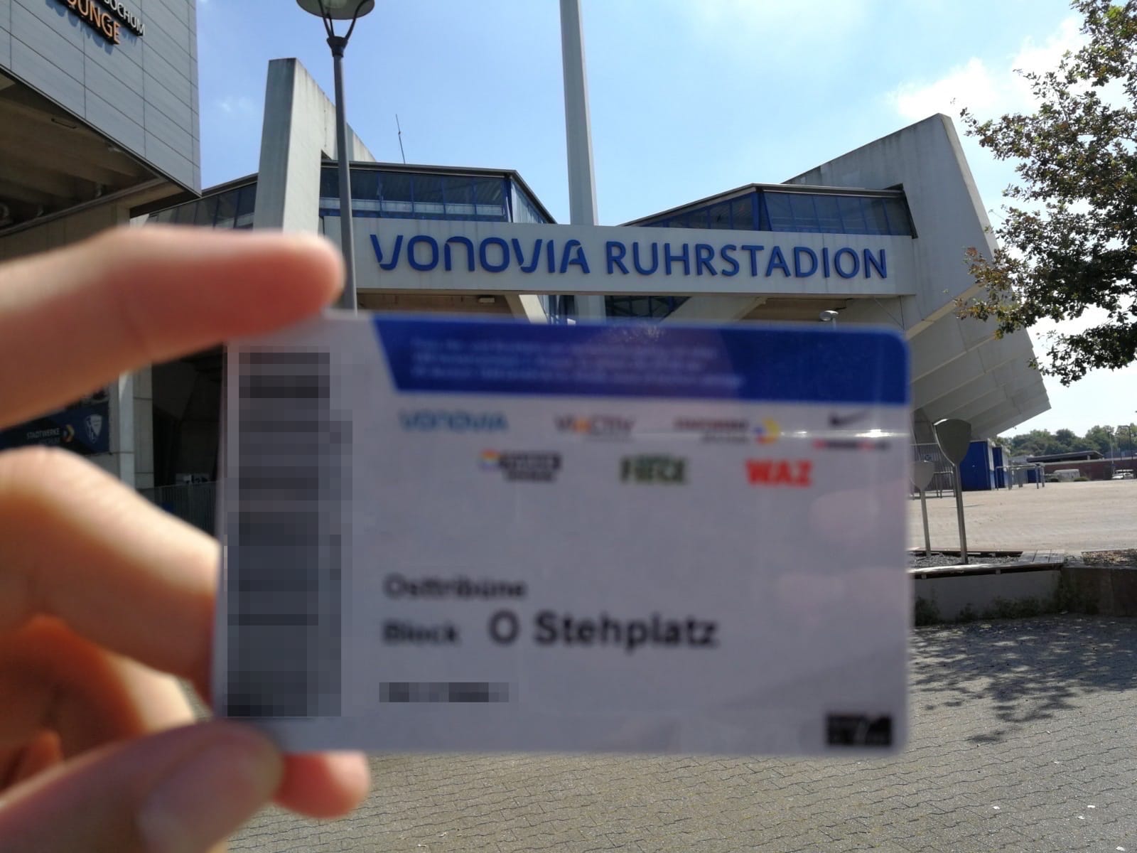 Dauerkarte des VfL Bochum (Osttribüne) - im Hintergrund das Ruhrstadion