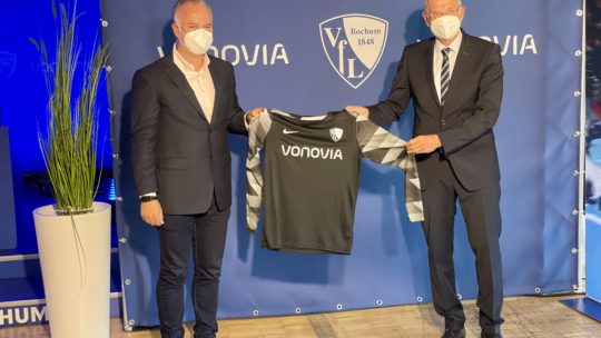 Arnd Fittkau (Vonovia) und Hans-Peter Villis (VfL Bochum) zeigen am Torwart-Trikot wie das Vonovia-Logo auf der Brust des VfL Bochum aussieht