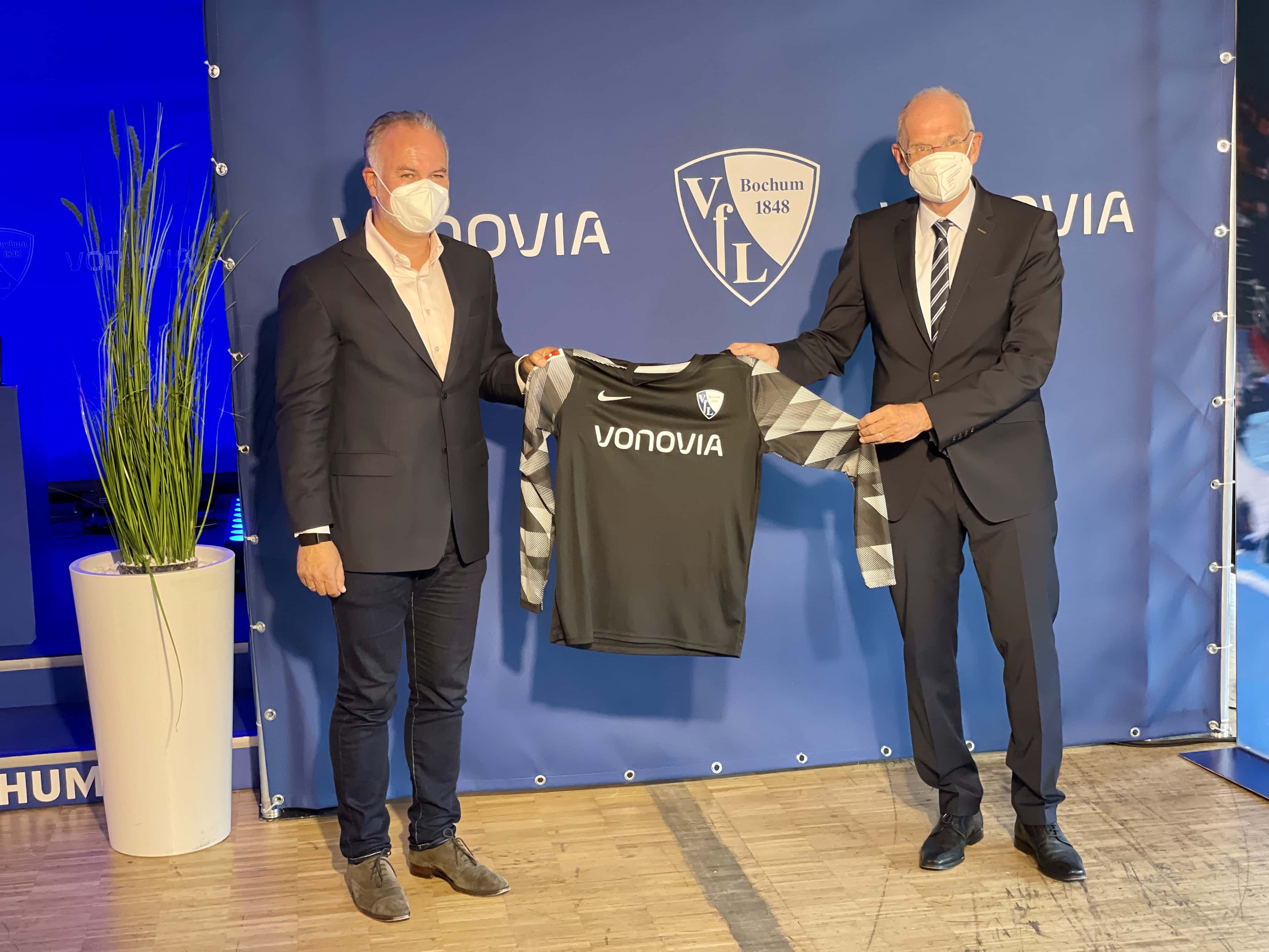 Arnd Fittkau (Vonovia) und Hans-Peter Villis (VfL Bochum) zeigen am Torwart-Trikot wie das Vonovia-Logo auf der Brust des VfL Bochum aussieht