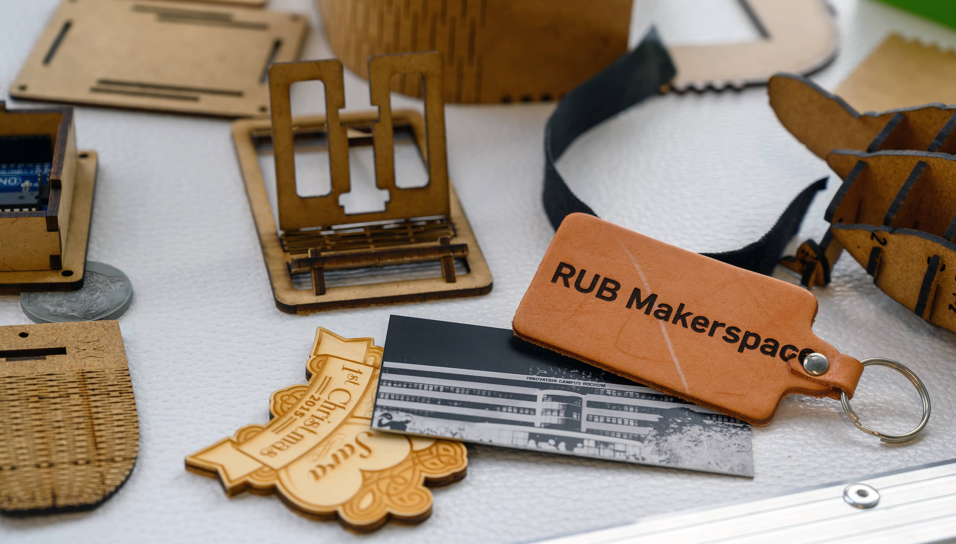 Beim Sommergespräch mit Ralf Meyer (Bochum Wirtschaftsentwicklung) vor dem O-Werk ging es auch um den RUB Makerspace