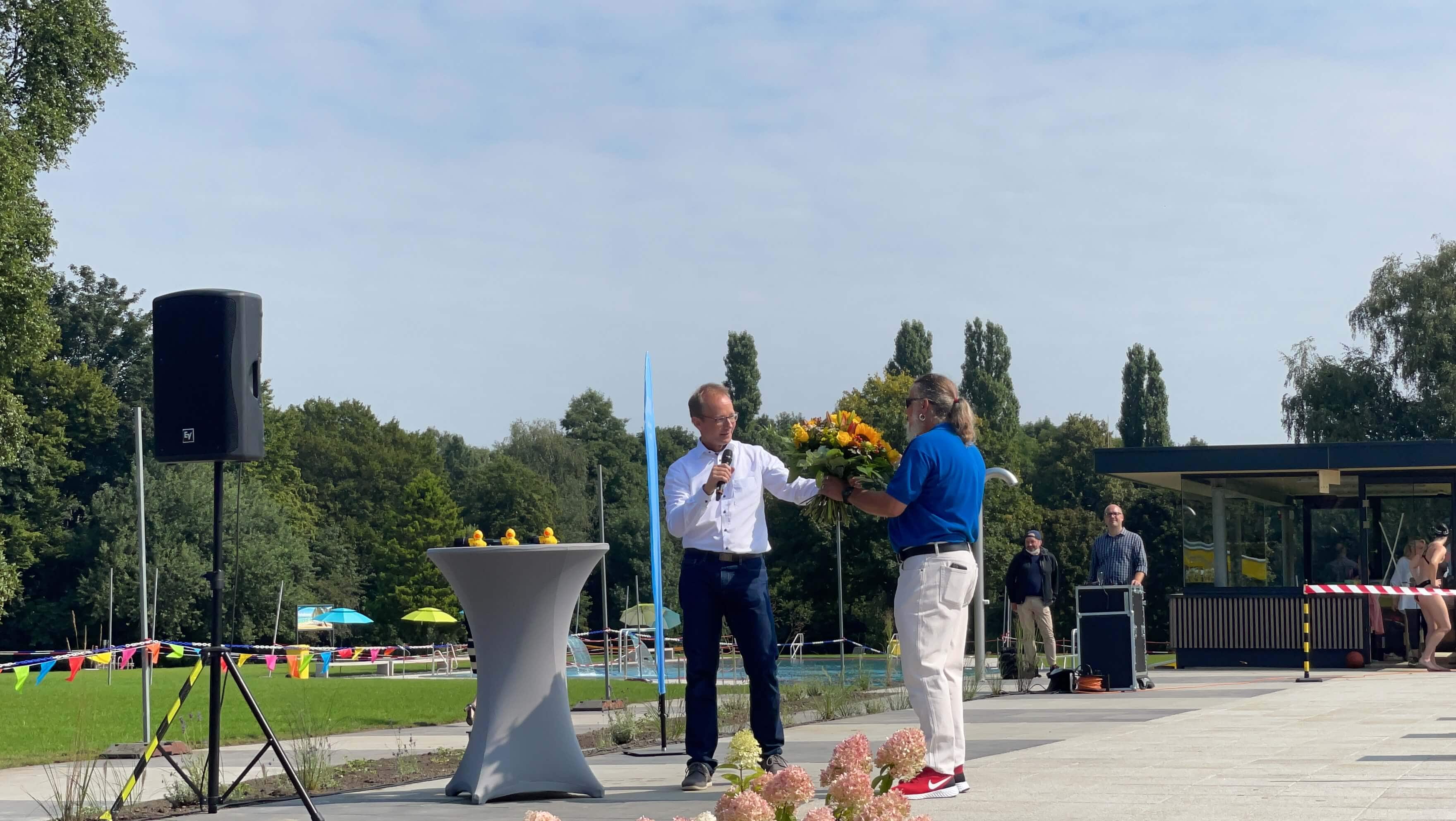 Freibad Werne (WasserWelten Bochum): Holger Rost übergibt Joachim Maier einen Blumenstrauß