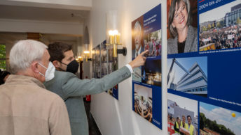 Die Fotogalerie mit Portraits der ehemaligen Oberbürgermeisterin und Oberbürgermeister der Stadt Bochum wird am 08.09.2021 im Rathaus in Bochum eröffnet.