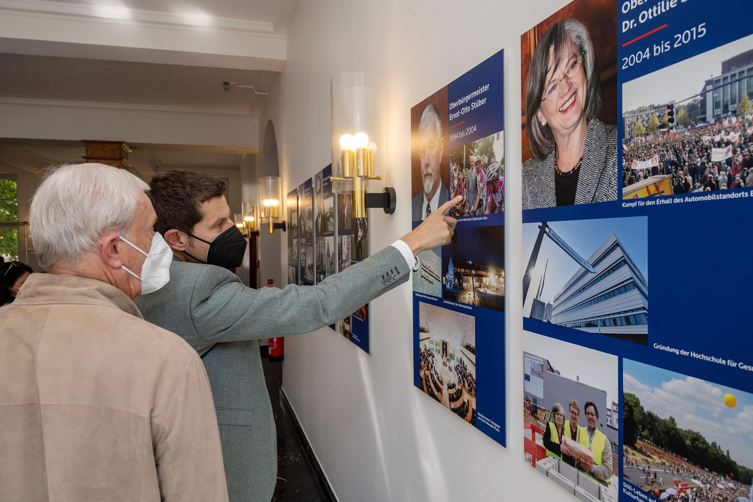 Die Fotogalerie mit Portraits der ehemaligen Oberbürgermeisterin und Oberbürgermeister der Stadt Bochum wird am 08.09.2021 im Rathaus in Bochum eröffnet.