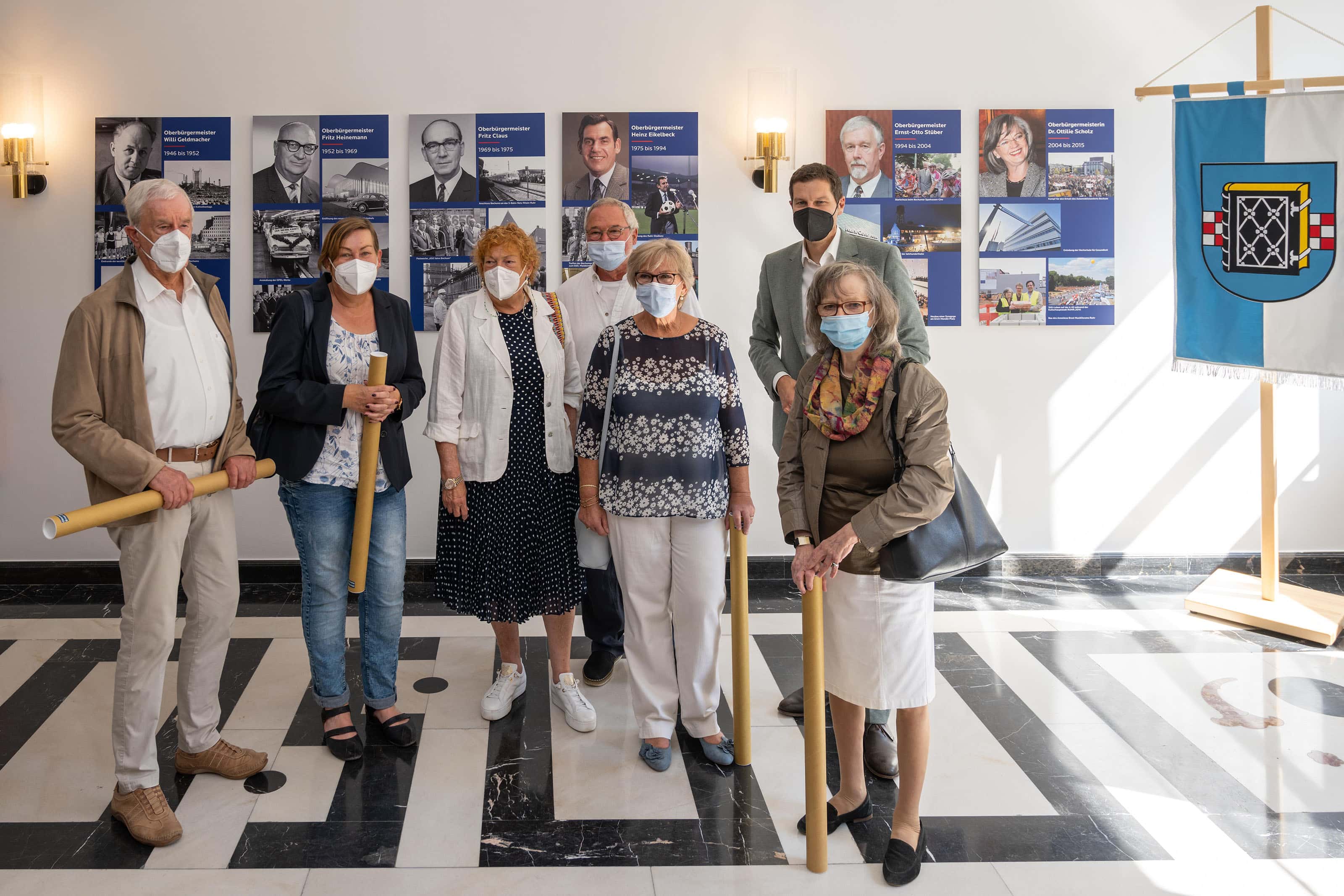 Die Fotogalerie mit Portraits der ehemaligen Oberbürgermeisterin und Oberbürgermeister der Stadt Bochum wurde am 08.09.2021 im Rathaus in Bochum eröffnet. Ernst-Otto Stüber, Petra Stemmann und Heide Schmidt (Töchter von Heinz Eikelbeck), Annegret Frei als Tochter von Willi Geldmacher mit Ehemann, Oberbürgermeister Thomas Eiskirch und Dr. Ottilie Scholz.