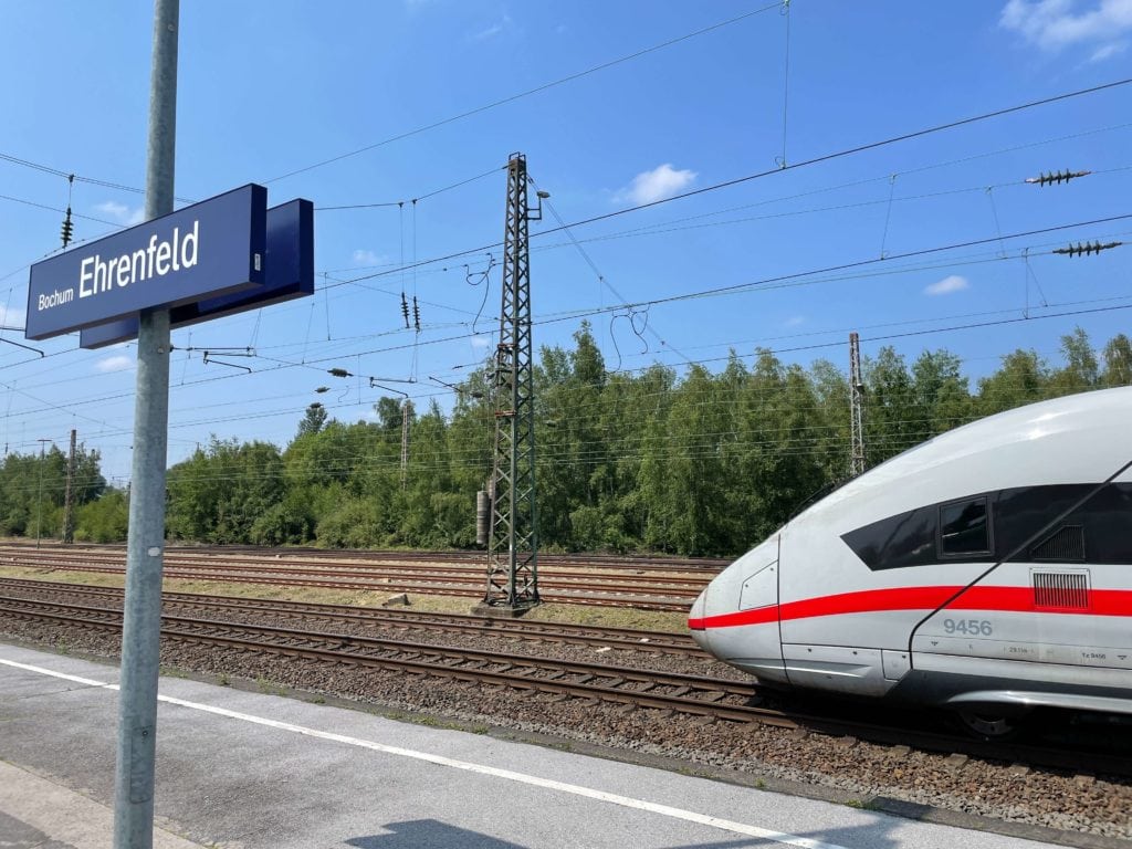 ICE der durch den Bahnhof Bochum-Ehrenfeld fährt - aber normalerweise hier nicht hält