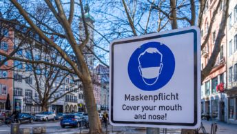 Symbolbild Maskenpflicht: Cover your mouth and nose!