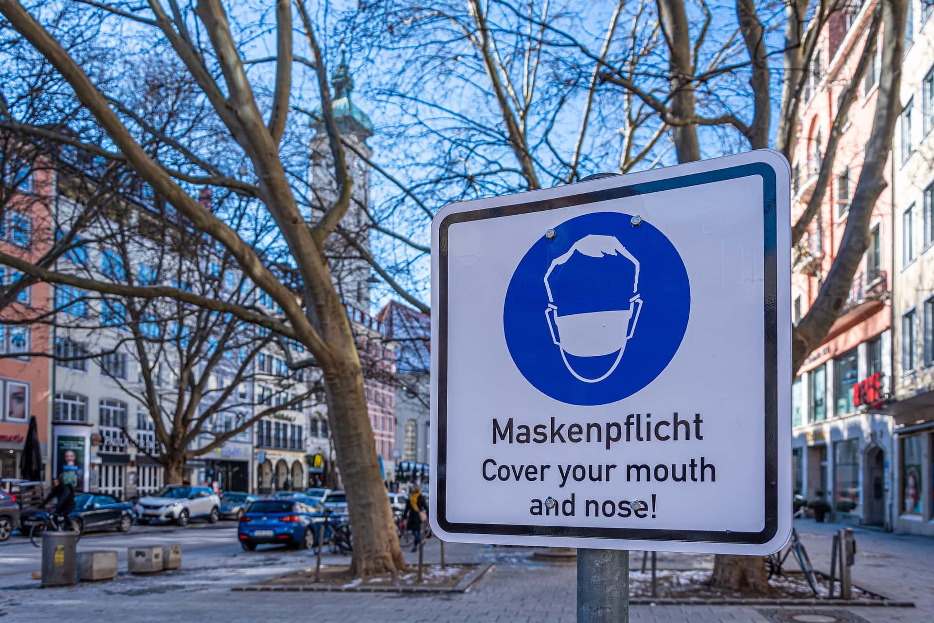 Symbolbild Maskenpflicht: Cover your mouth and nose!