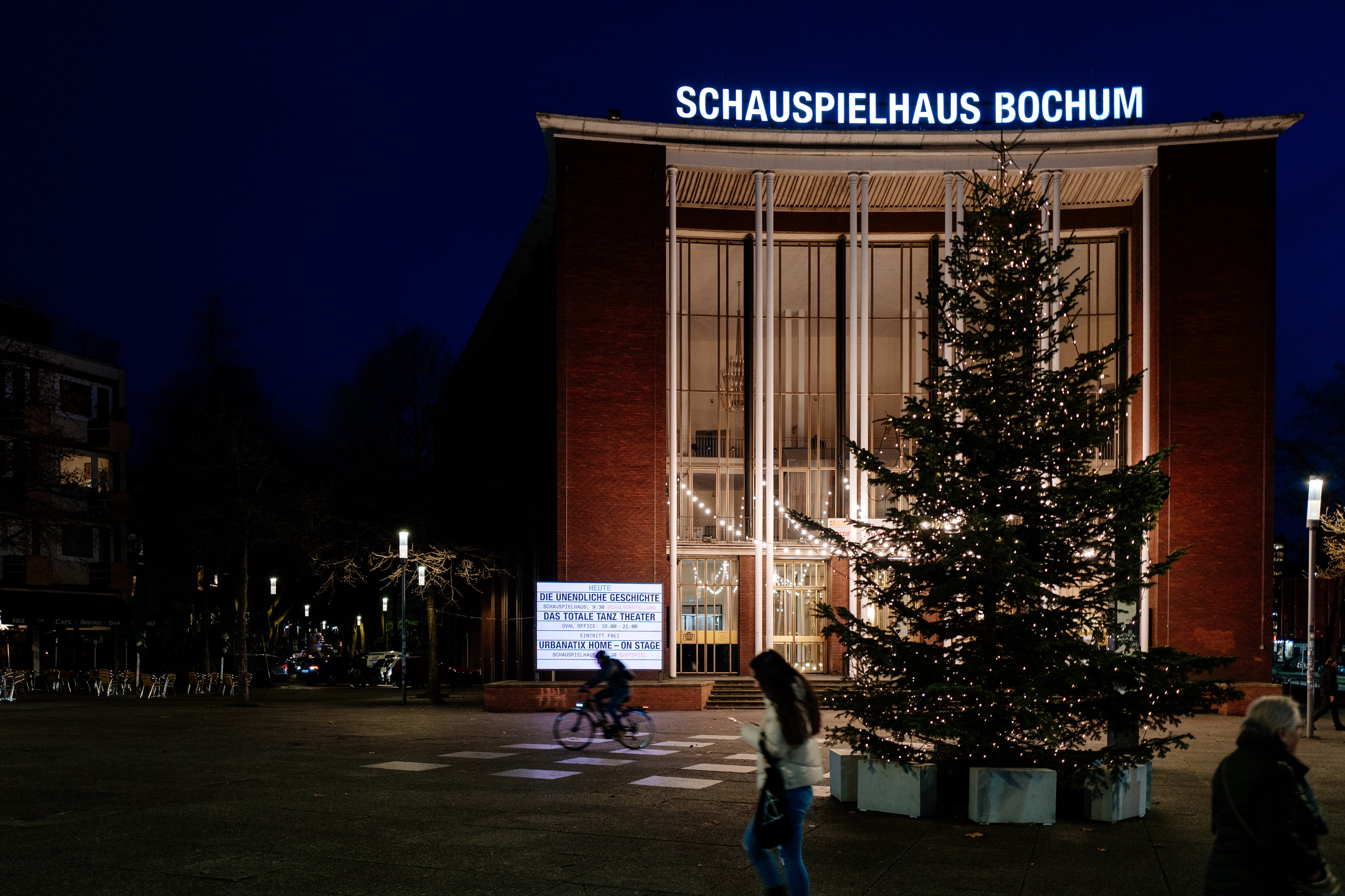 Schauspielhaus Bochum im Bochumer Ehrenfeld zur Weihnachtszeit - am Tag einer Vorstellung von "Urbanatix HOME - On Stage" (Foto: © Tim Kramer)