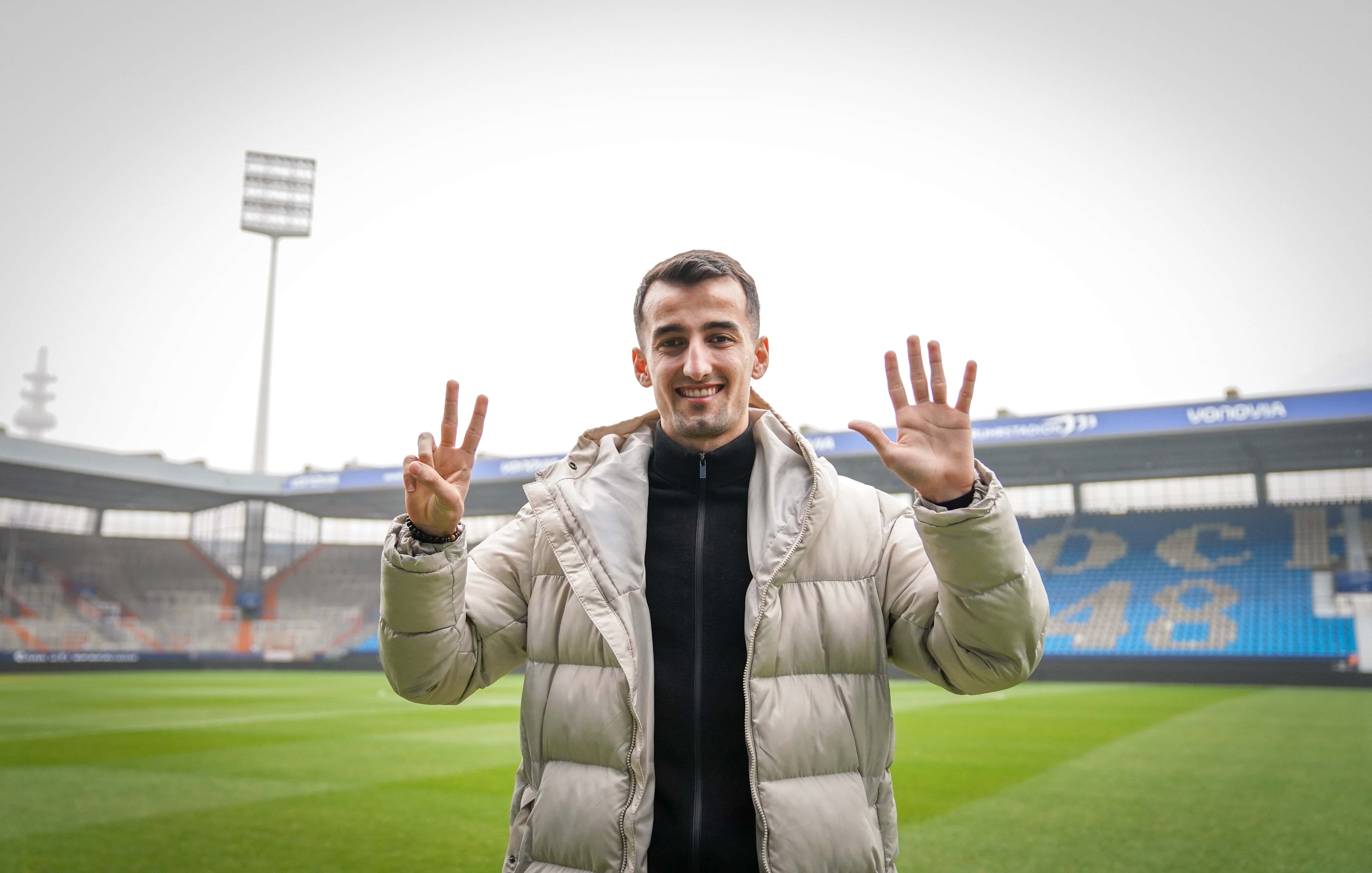 Erhan Mašović im Ruhrstadion des VfL Bochum anlässlich seiner Vertragsverlängerung um zwei Jahre bis 2025