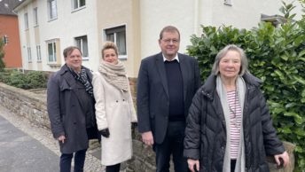 Vor modernisierten Häusern im Bochumer Ehrenfeld #boEhrenfeld (Königsallee/Friederikastraße): (v.l.n.r.) Markus Ulmann und Maria Spisakova (von Ulmann-Architekten) und die Eigentümer/in