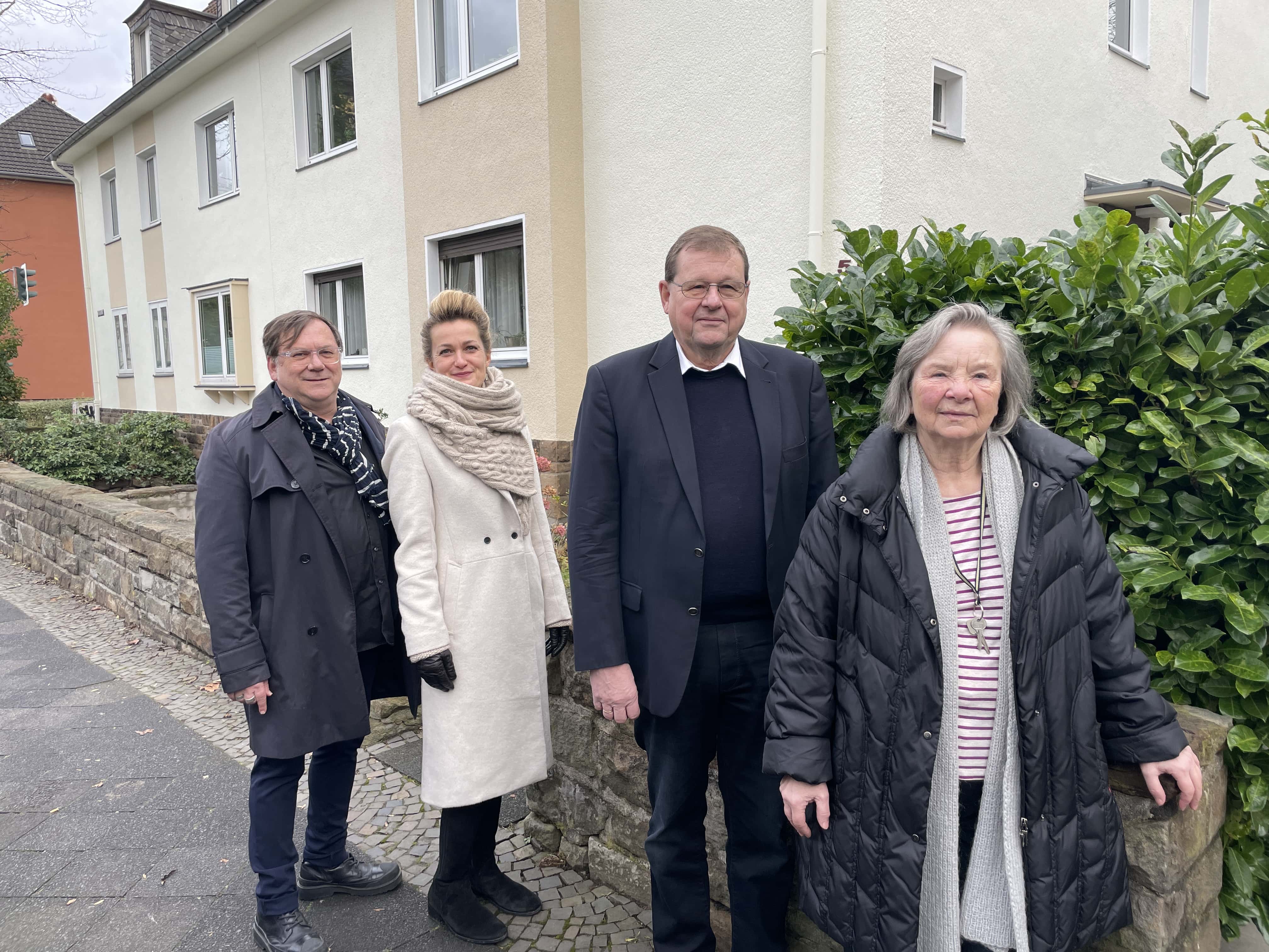 Vor modernisierten Häusern im Bochumer Ehrenfeld #boEhrenfeld (Königsallee/Friederikastraße): (v.l.n.r.) Markus Ulmann und Maria Spisakova (von Ulmann-Architekten) und die beiden Eigentümer der Immobilien