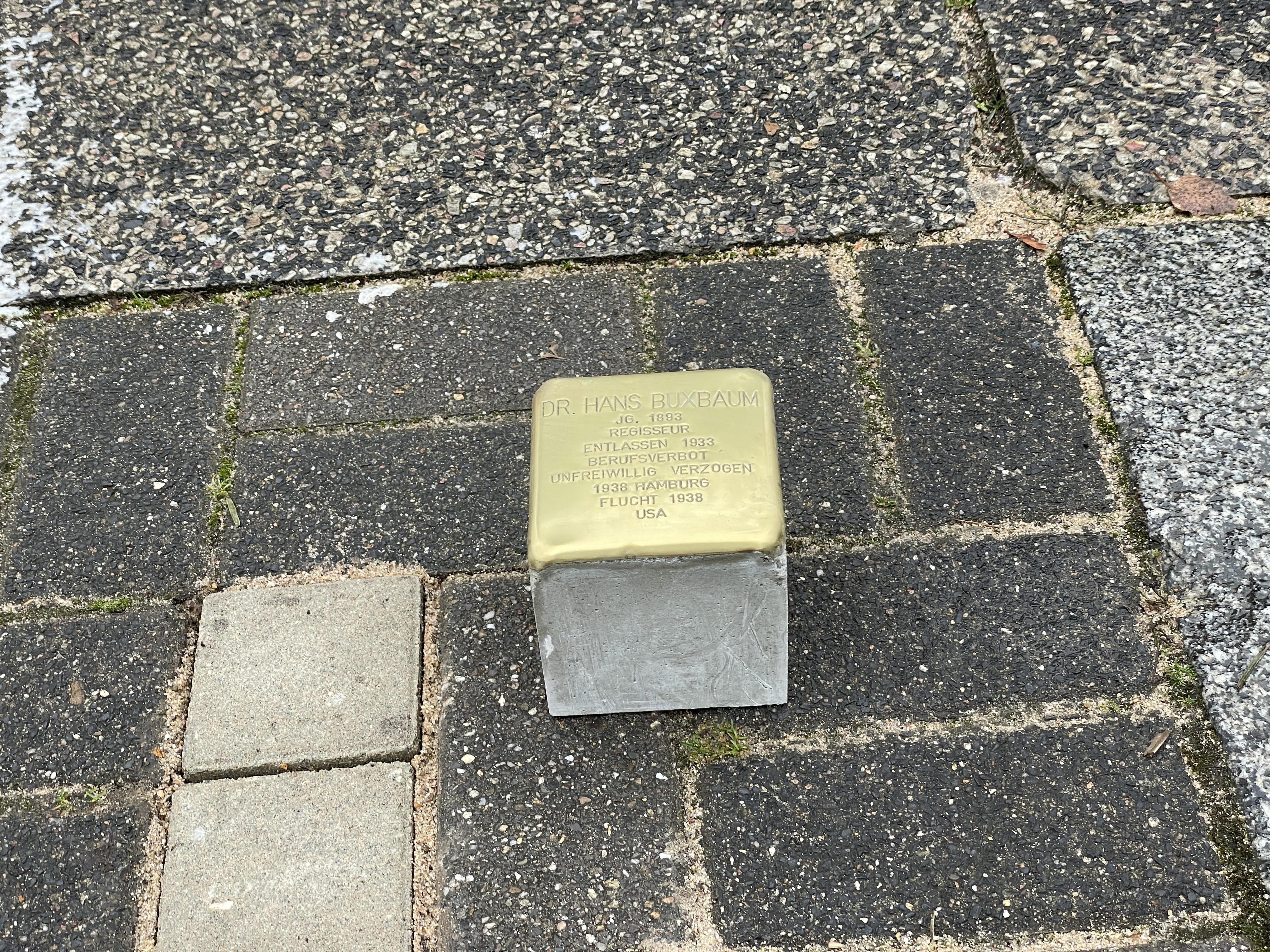 Der Stolperstein zur Erinnerung an Dr. Hans Buxbaum auf dem Hans-Schalla-Platz vor dem Schauspielhaus Bochum ein