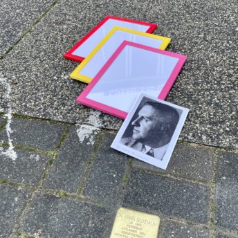 Stolperstein zur Erinnerung an Dr. Hans Buxbaum auf dem Hans-Schalla-Platz vor dem Schauspielhaus Bochum
